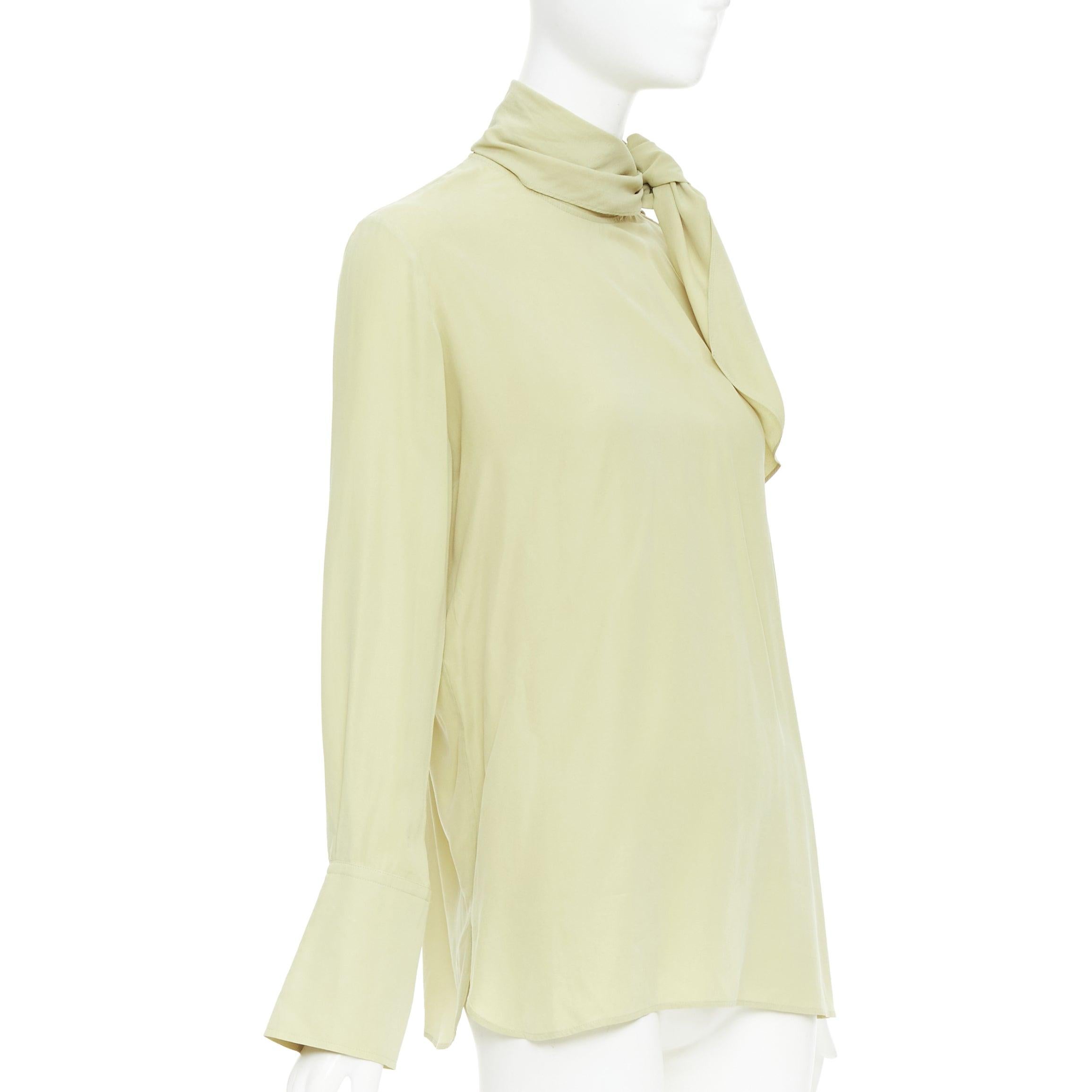 JOSEPH Geoff Erbsengrüne Seidentoilette mit Krawattenhals und Knöpfen Langarmbluse FR36 S (Beige) im Angebot