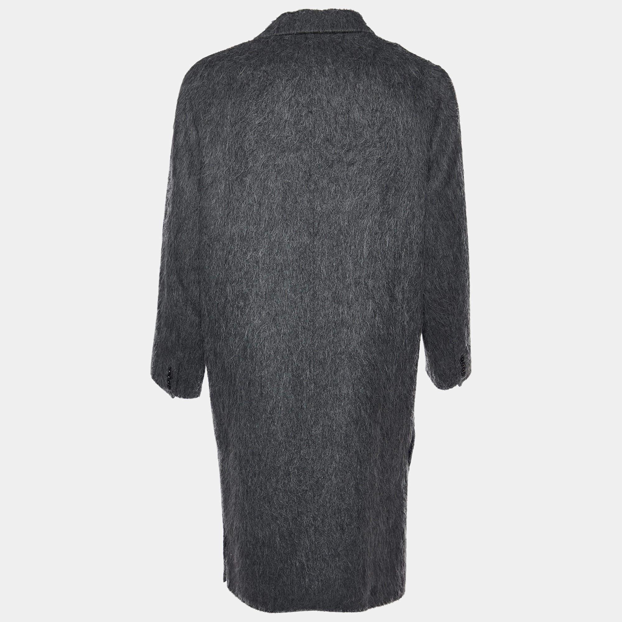 Elaborado con precisión, el abrigo Joseph irradia un refinamiento atemporal. Su lujosa mezcla de lana de alpaca ofrece una calidez y un confort incomparables. El elegante tono gris grafito añade una discreta sofisticación, mientras que el diseño