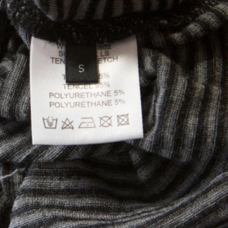 Joseph Grau gestreiftes Tencel Stretch-Strickoberteil mit Rundhalsausschnitt S (Schwarz) im Angebot