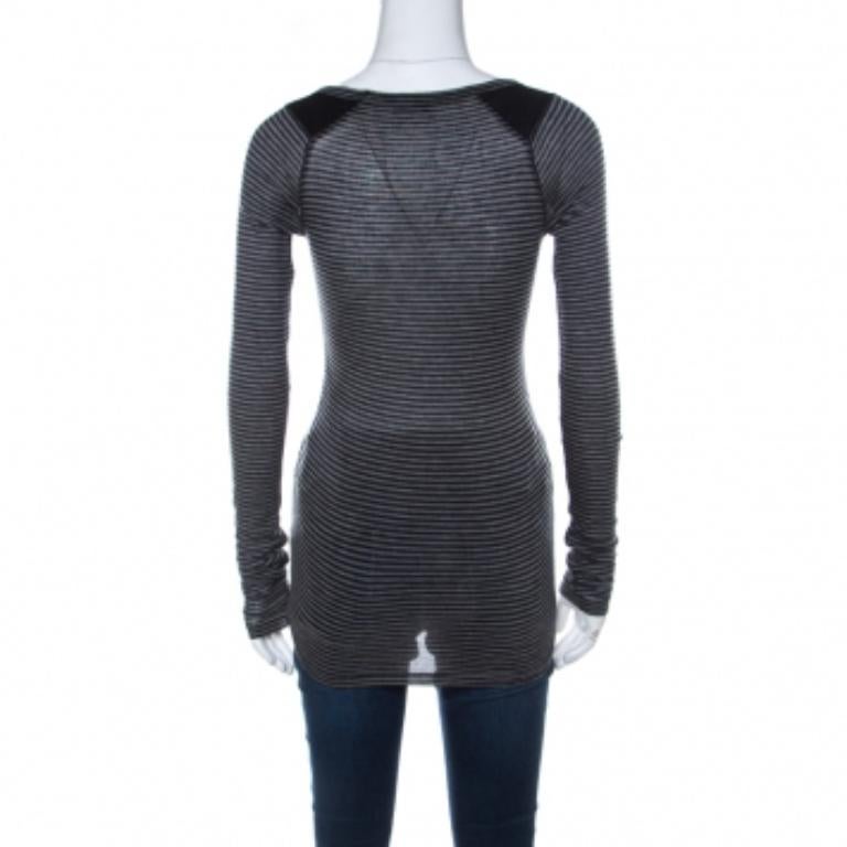 Joseph Grau gestreiftes Tencel Stretch-Strickoberteil mit Rundhalsausschnitt S im Zustand „Gut“ im Angebot in Dubai, Al Qouz 2