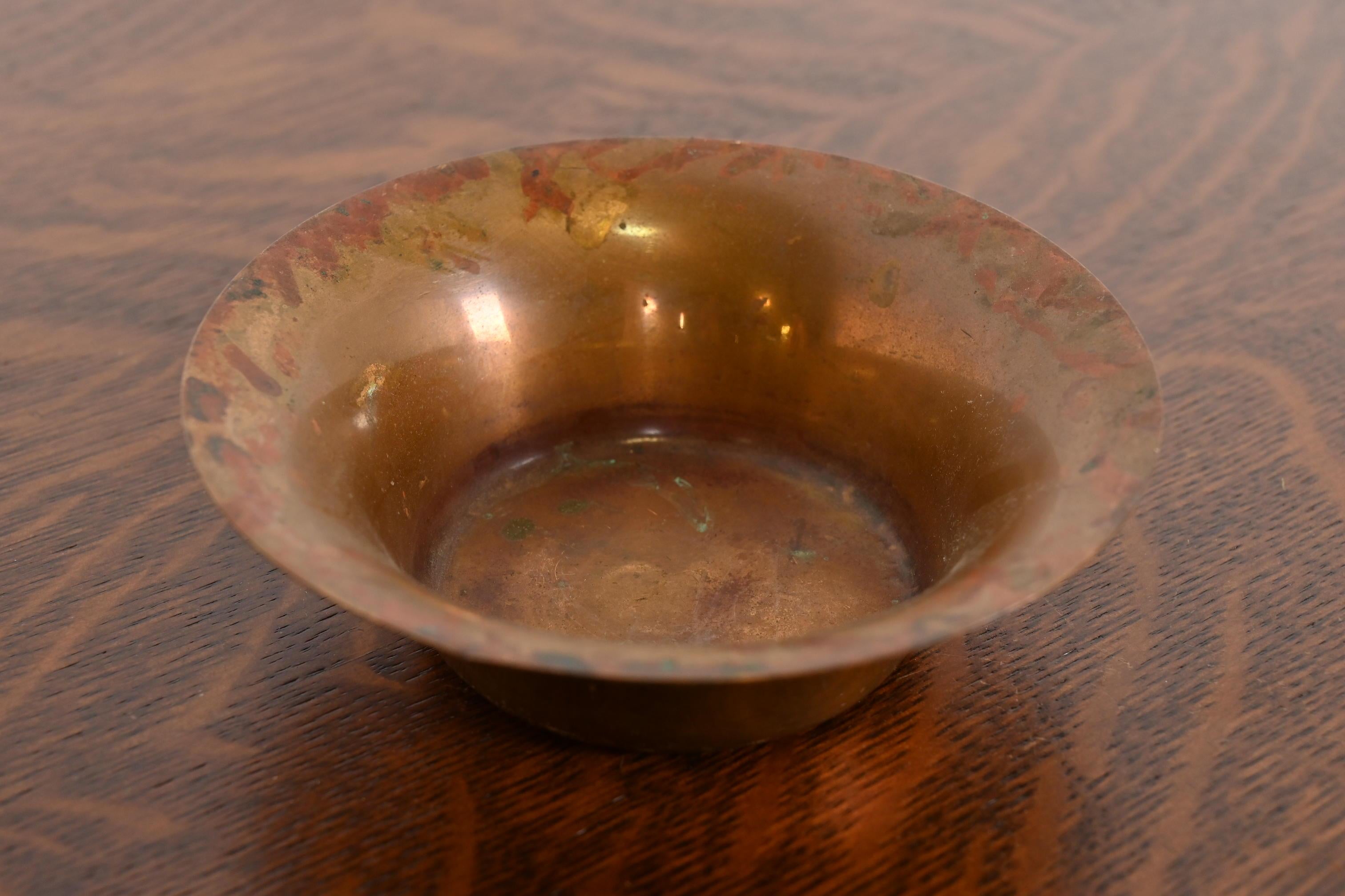 Un magnifique bol en bronze Arts & Crafts

Par Joseph Heinrichs

États-Unis d'Amérique, début du 20e siècle

Dimensions : 5,25 