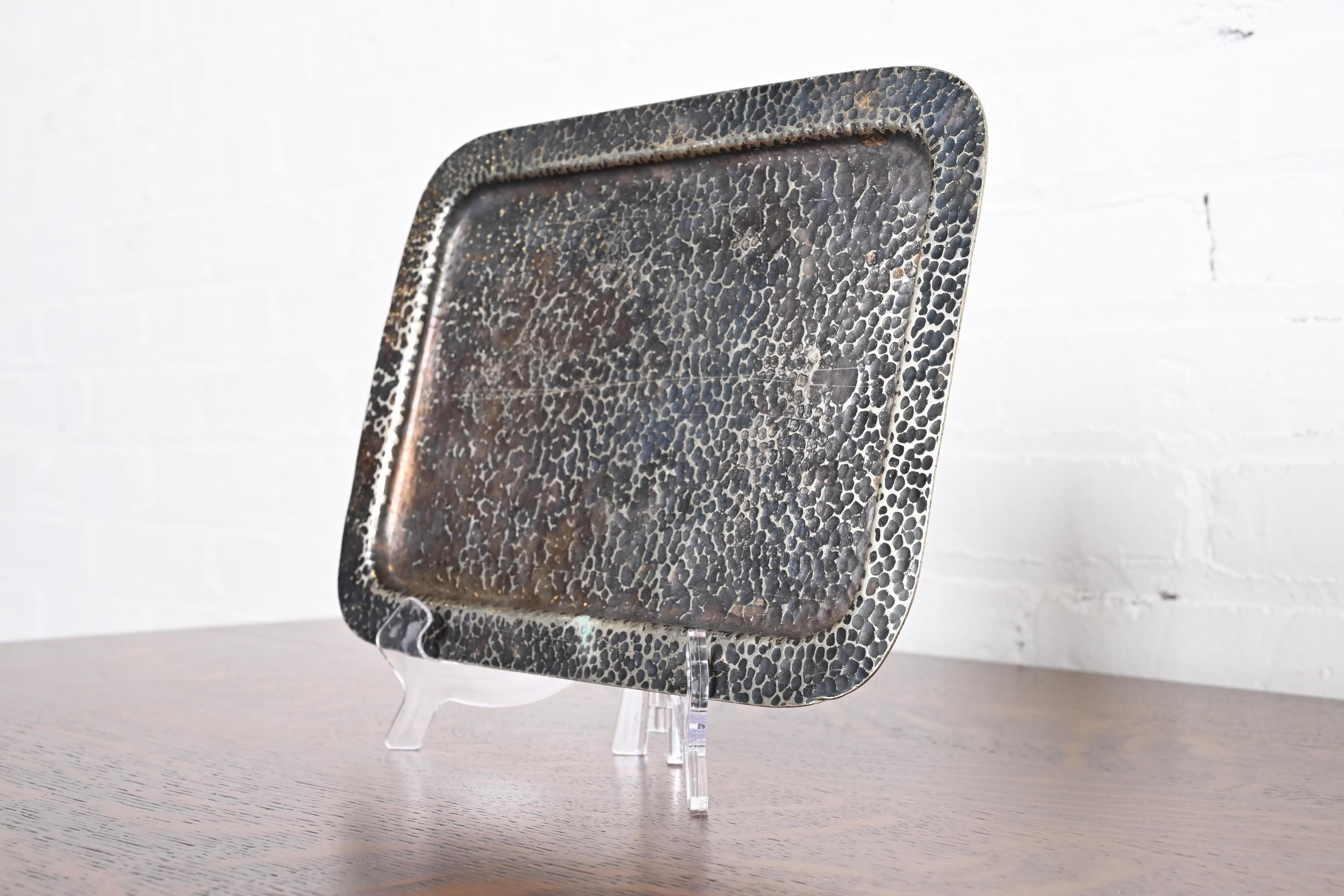 Bandeja para bebidas de plata martillada a mano Joseph Heinrichs Arts and Crafts Estadounidense en venta