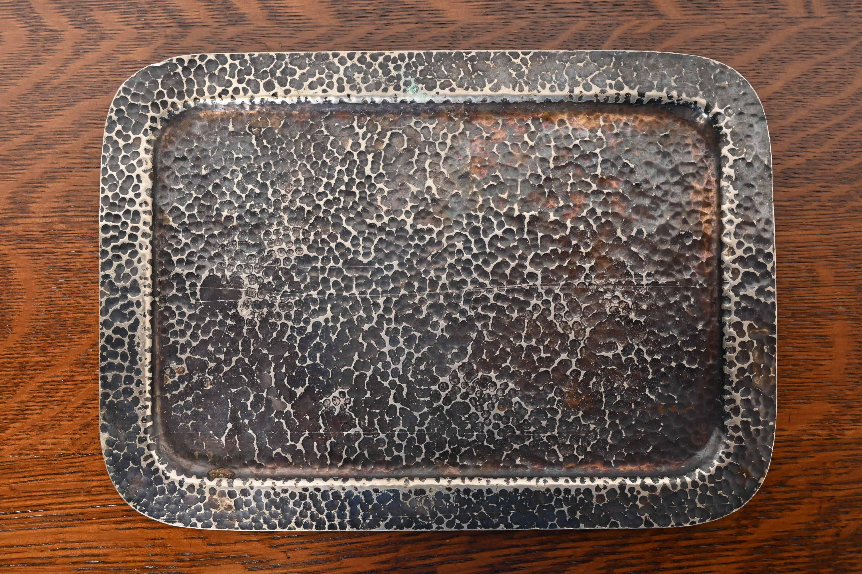 Bandeja para bebidas de plata martillada a mano Joseph Heinrichs Arts and Crafts siglo XX en venta
