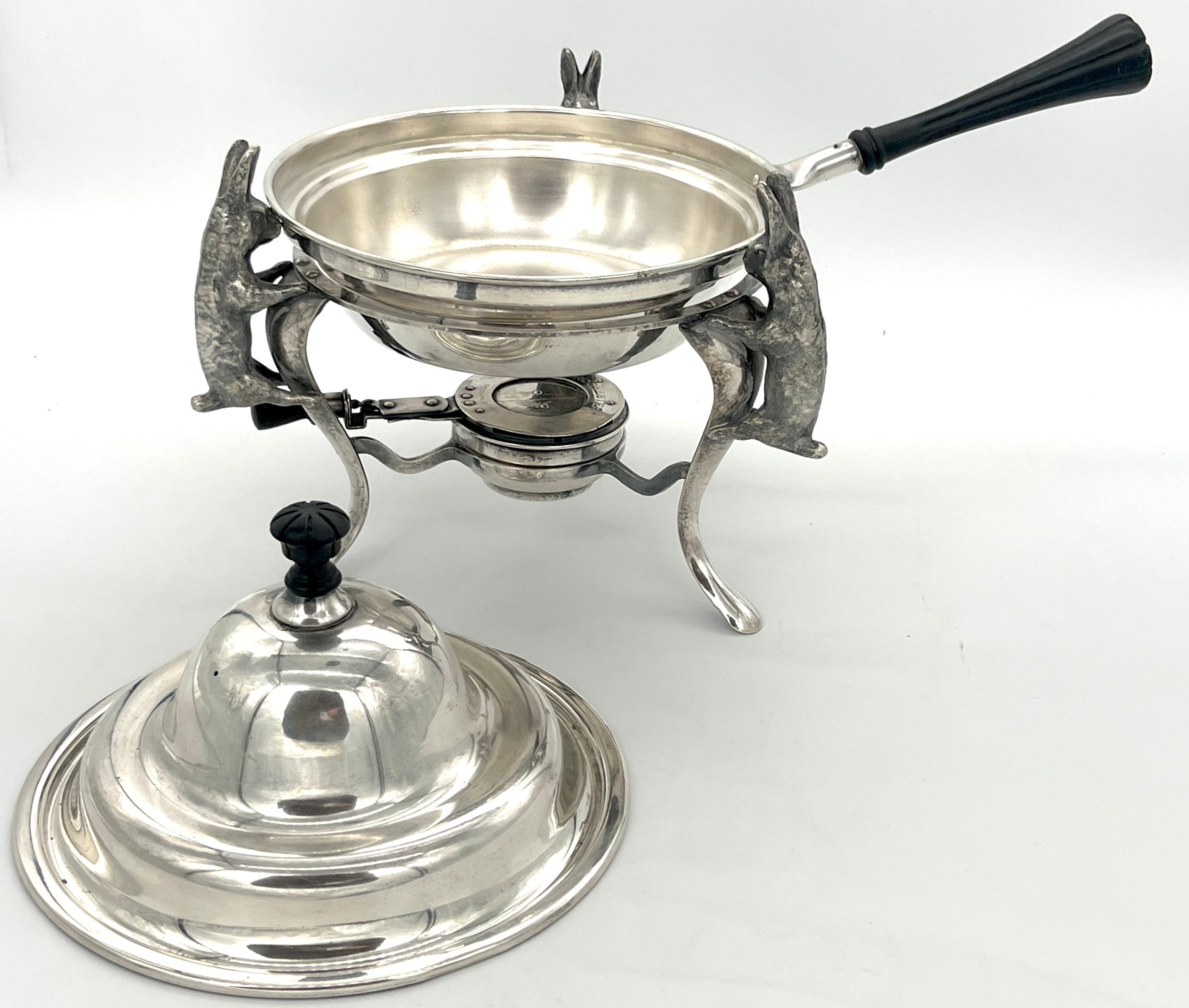 Moulage Chafing dish en métal argenté et ébène à 3 lapins, Circa 1904, Joseph Heinrichs en vente