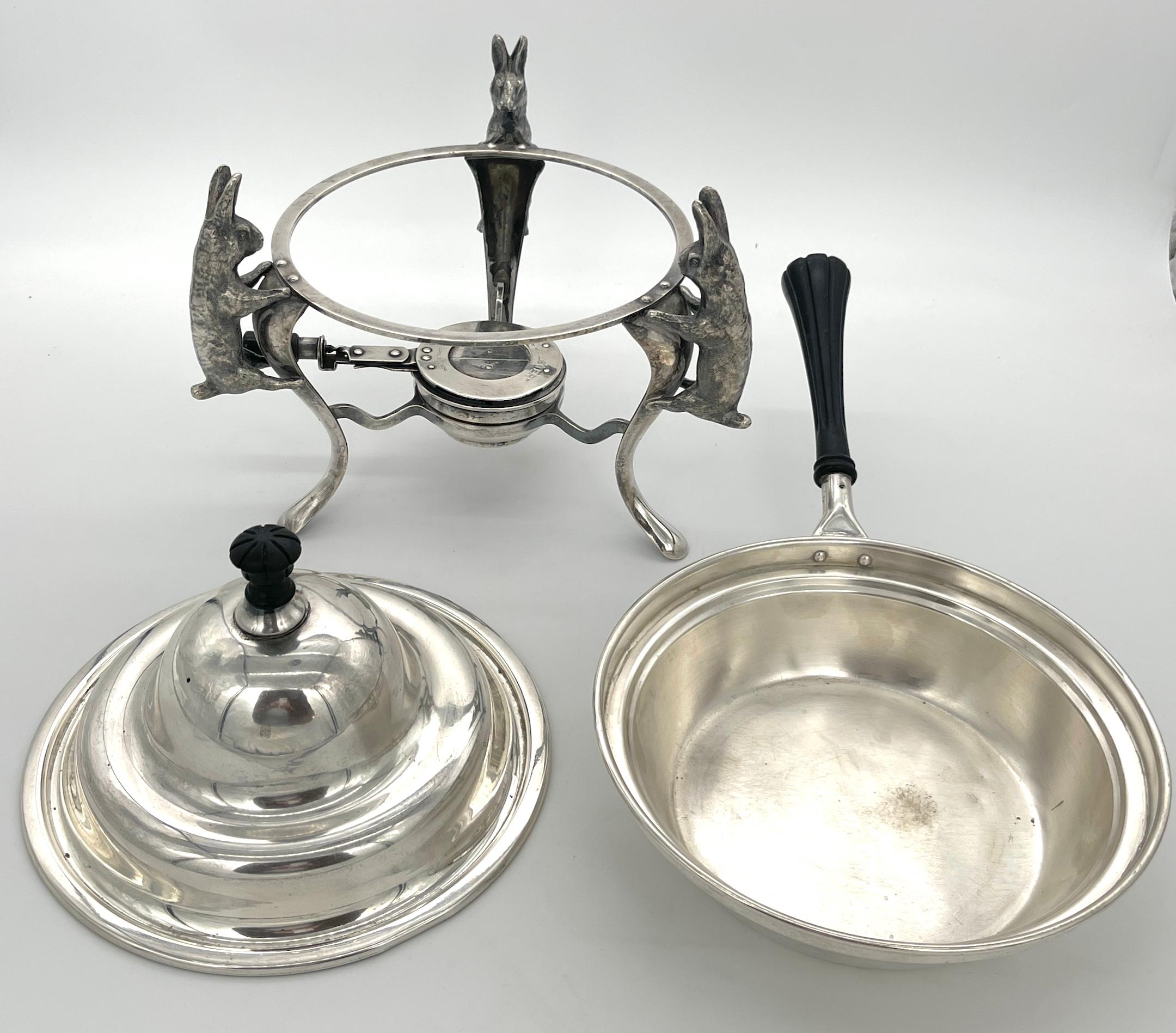 Chafing dish en métal argenté et ébène à 3 lapins, Circa 1904, Joseph Heinrichs Bon état - En vente à West Palm Beach, FL