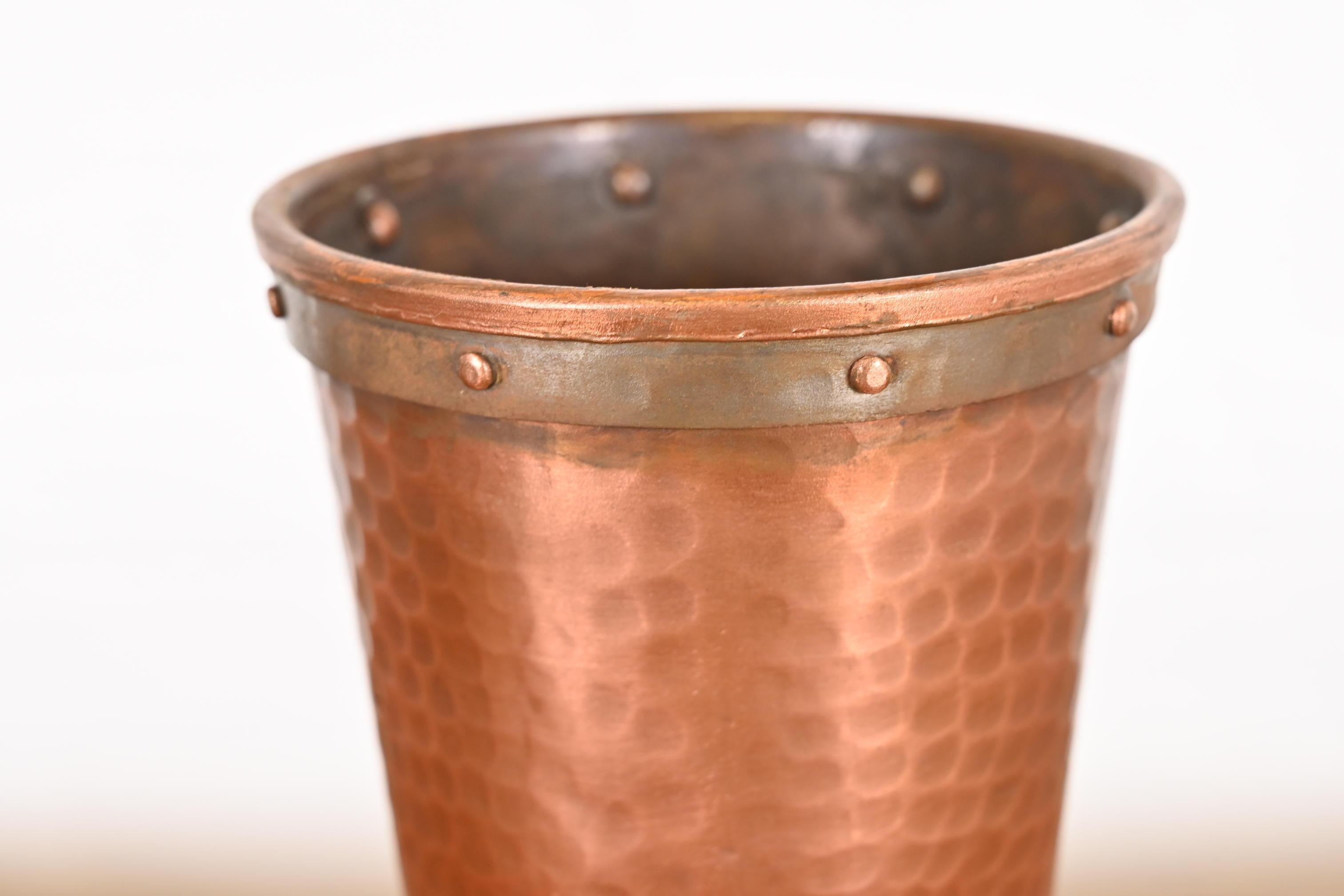 Joseph Heinrichs Stil Arts and Crafts Hand Hammered Copper Vases, Paar im Angebot 4
