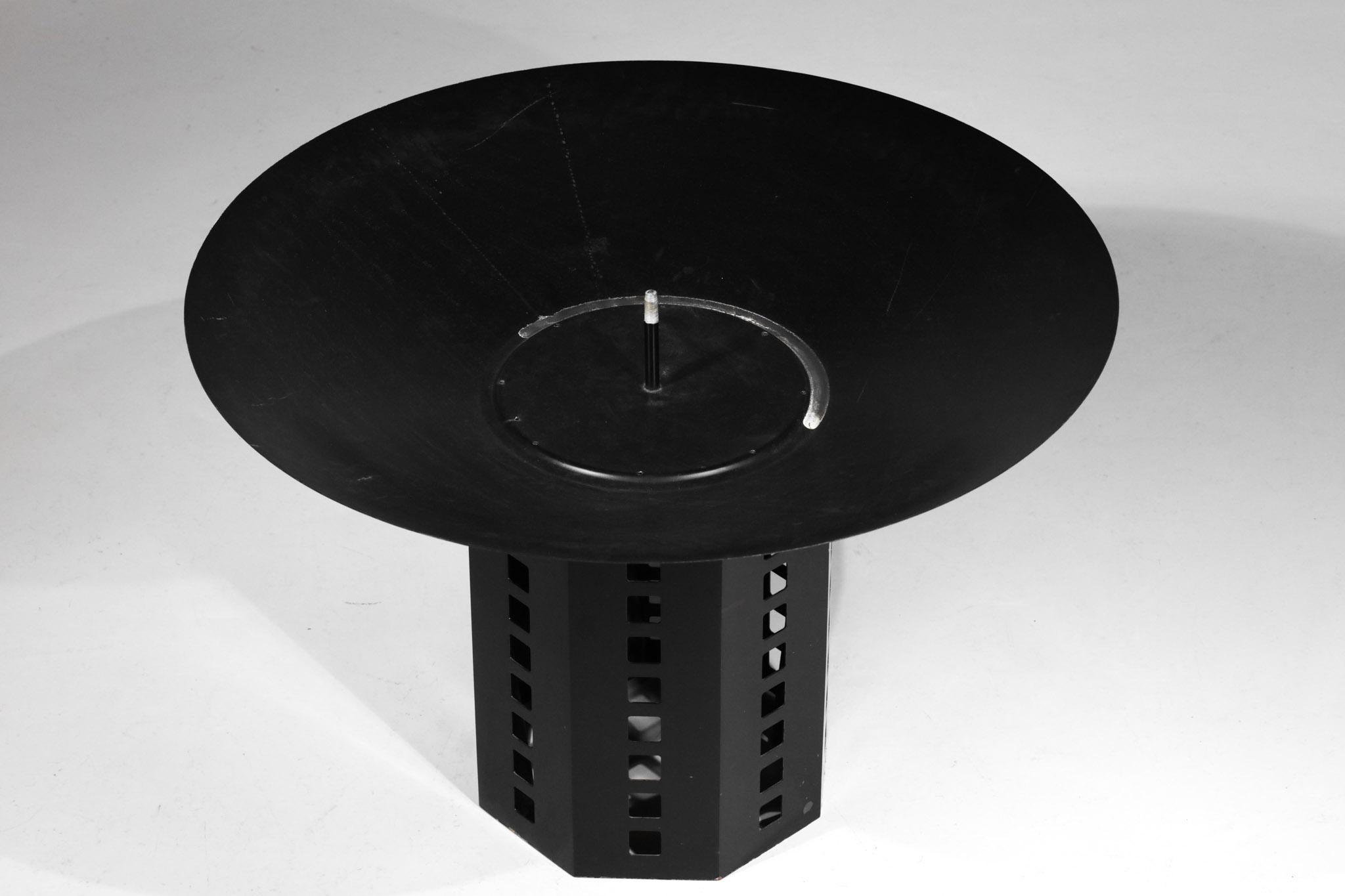 Modernist dining table based on a design by the Austrian designer Joseph Hoffmann, re-edition of the 70's for Bieffeplast. Black lacquered metal base, round black lacquered wood top (original paint). Quite rare model, nice vintage condition, note