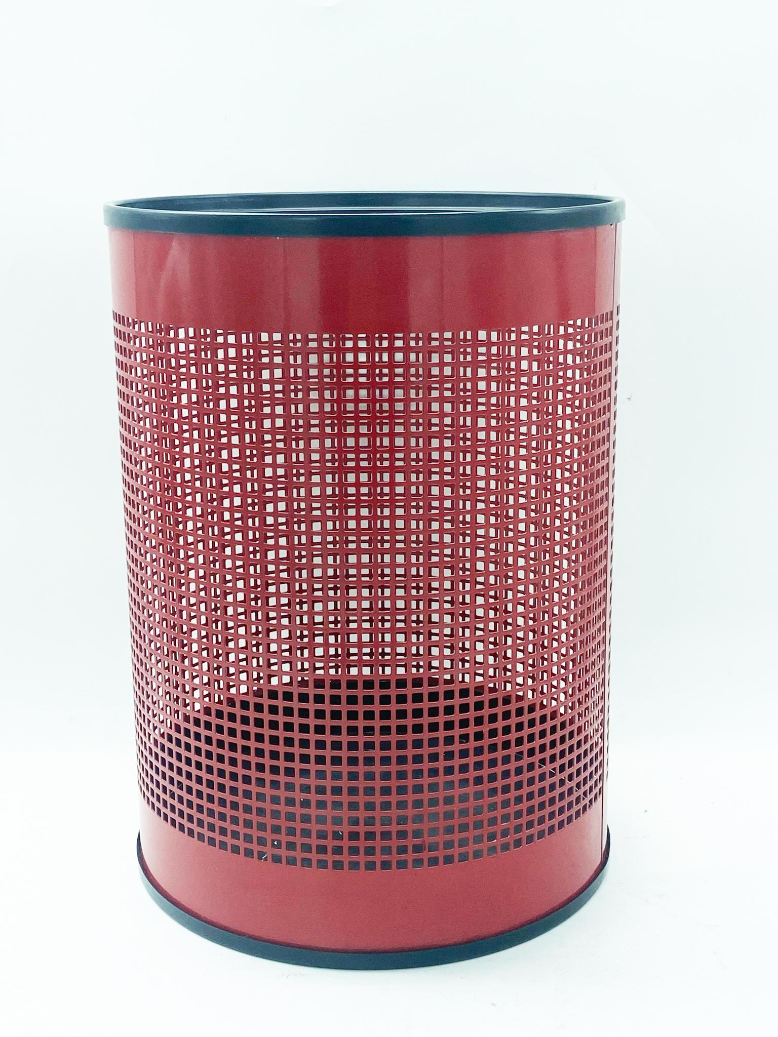 Red lacquered metal waste paper basket, Designer Josef Hoffmann, Manufacturer Bieffeplast, 70's.