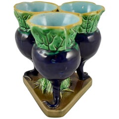 Vase à bourgeons de radis bleu cobalt de forme triforme en majolique anglaise Joseph Holdcroft