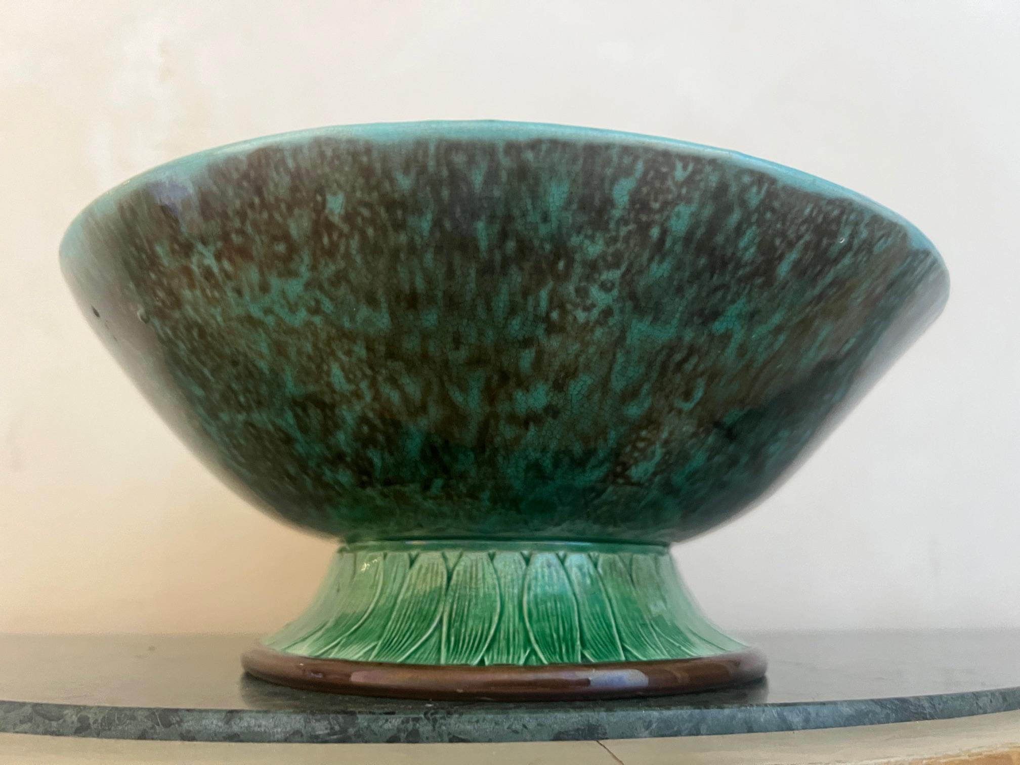 Joseph Holdcroft Bol à nénuphars en majolique sur pied, c.A.I.C. en vente 2