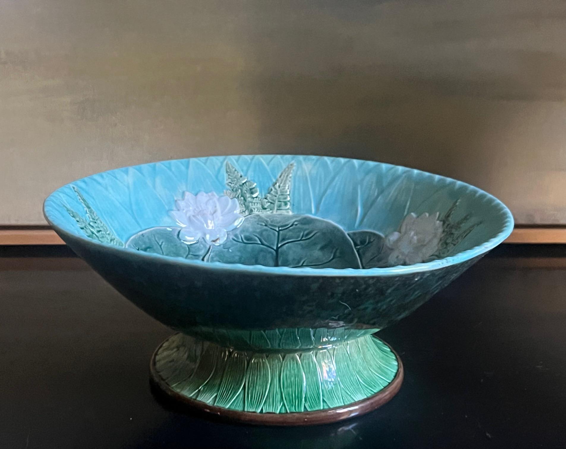 Joseph Holdcroft Bol à nénuphars en majolique sur pied, c.A.I.C. en vente 4