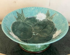 Joseph Holdcroft Schale aus Majolika mit Fuß, um 1880, Teichlilie