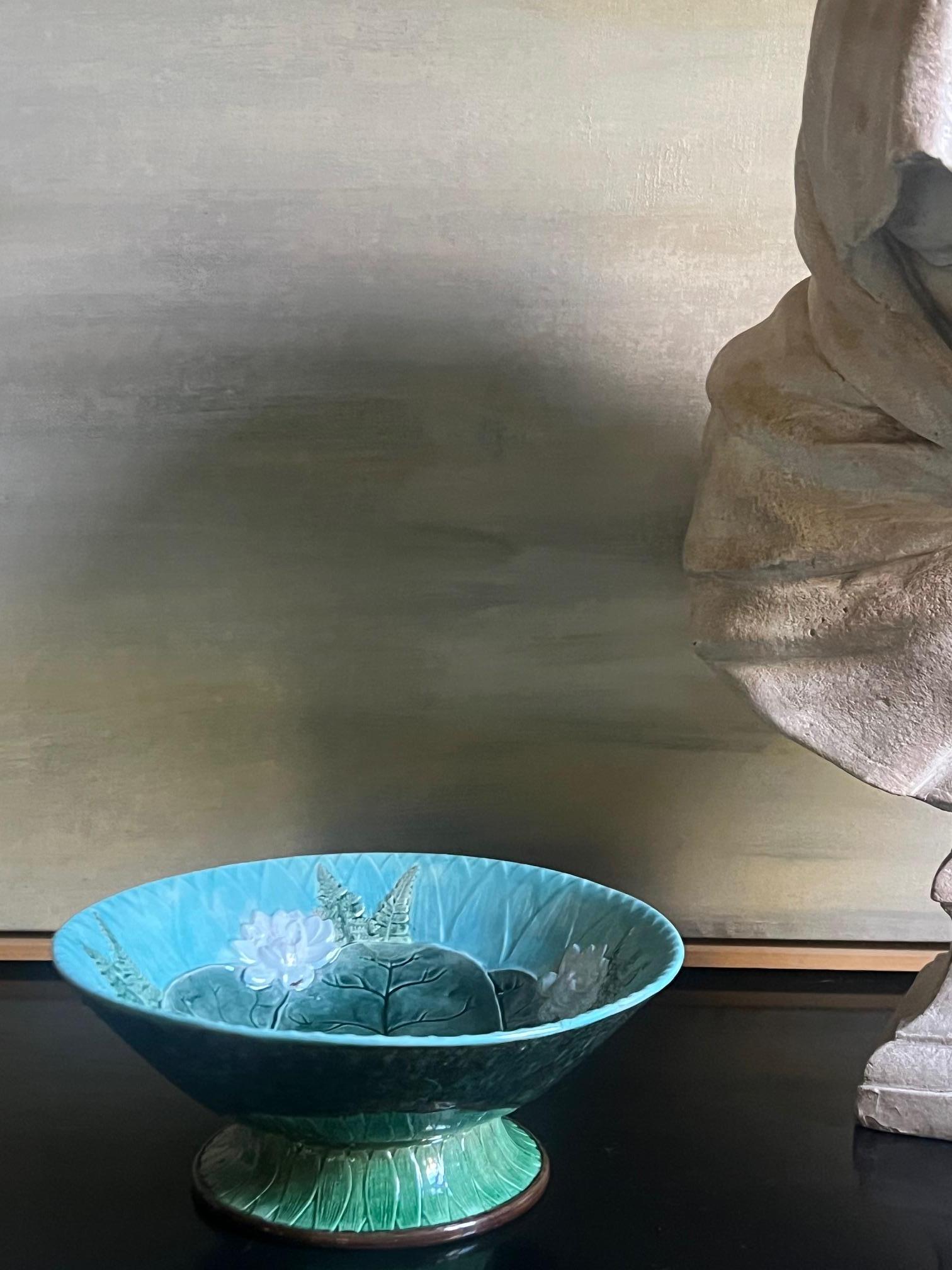 Victorien Joseph Holdcroft Bol à nénuphars en majolique sur pied, c.A.I.C. en vente