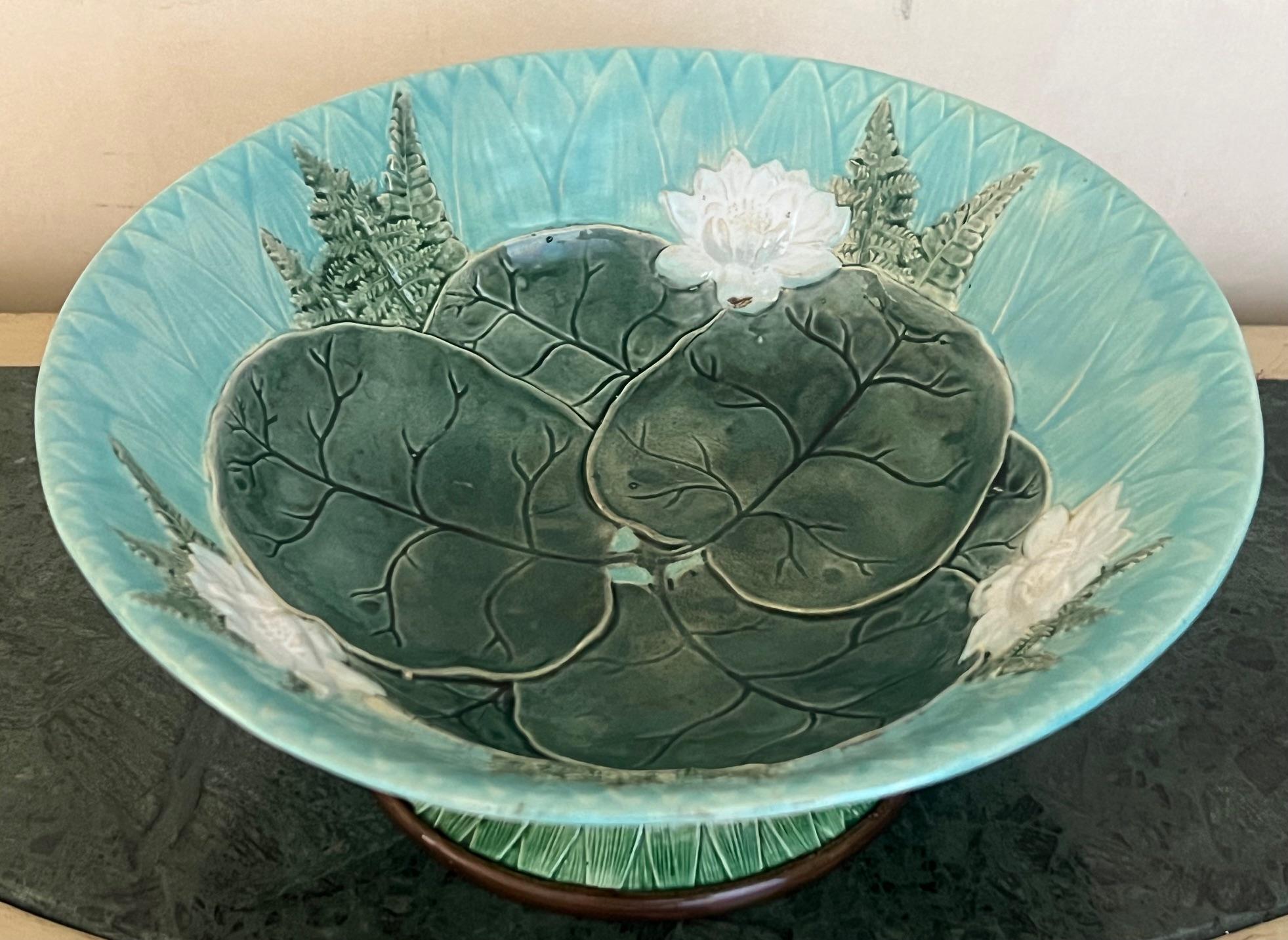 Peint à la main Joseph Holdcroft Bol à nénuphars en majolique sur pied, c.A.I.C. en vente