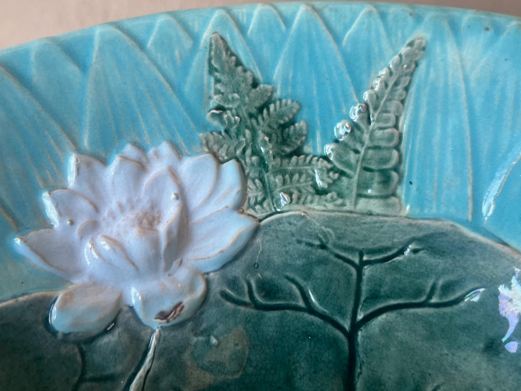 XIXe siècle Joseph Holdcroft Bol à nénuphars en majolique sur pied, c.A.I.C. en vente