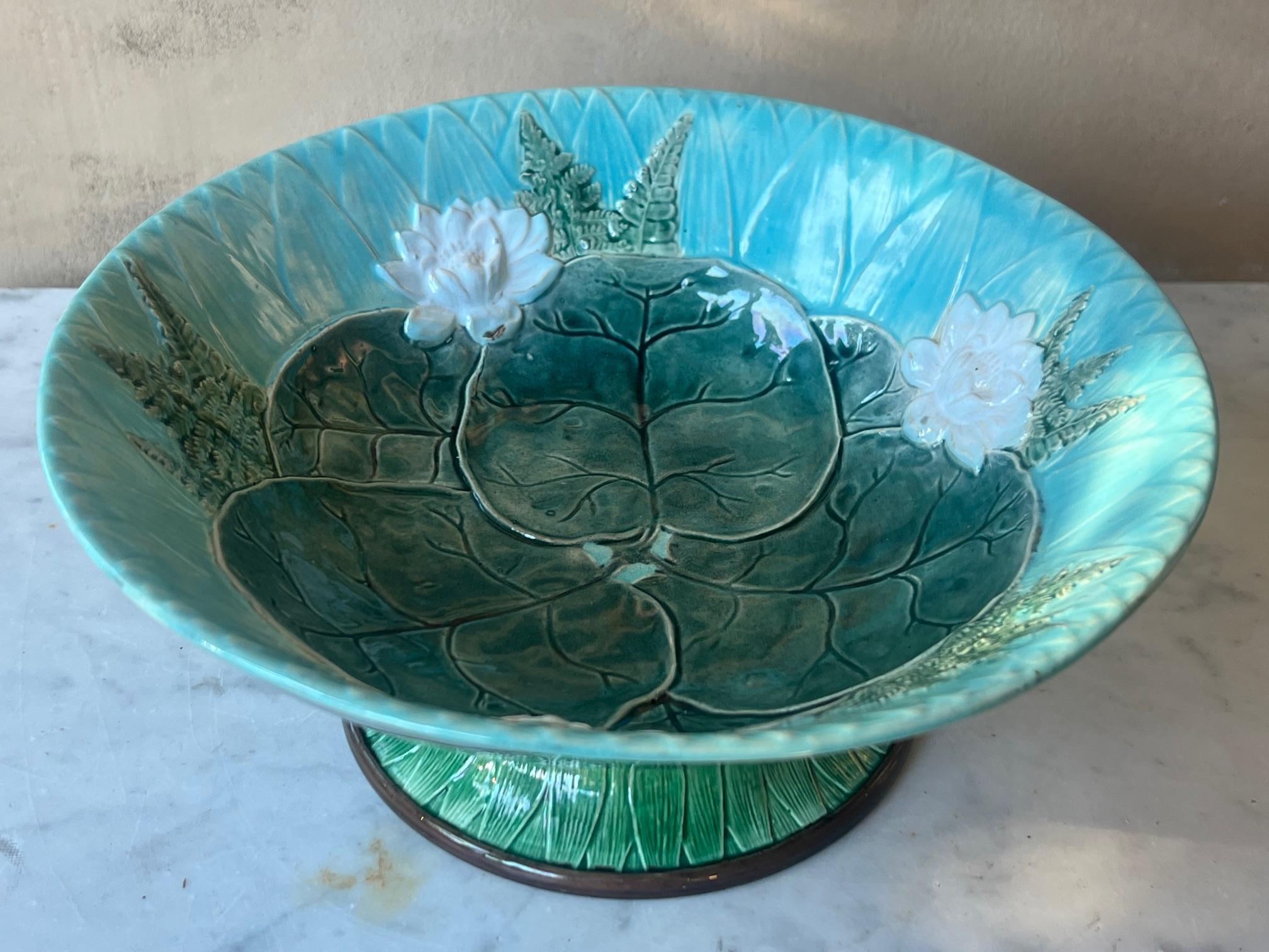 Joseph Holdcroft Bol à nénuphars en majolique sur pied, c.A.I.C. en vente 1