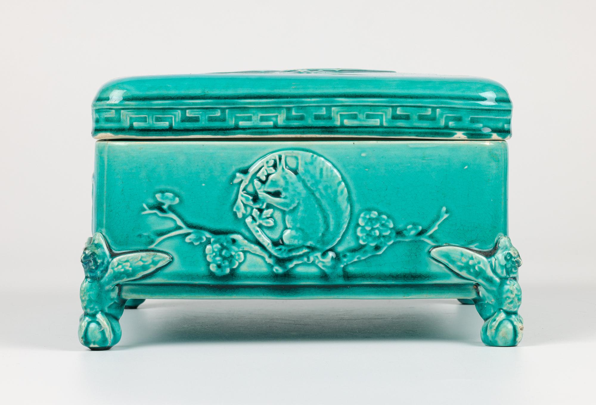 Joseph Holdcroft Ataúd de cerámica mayólica de diseño japonés en venta 8