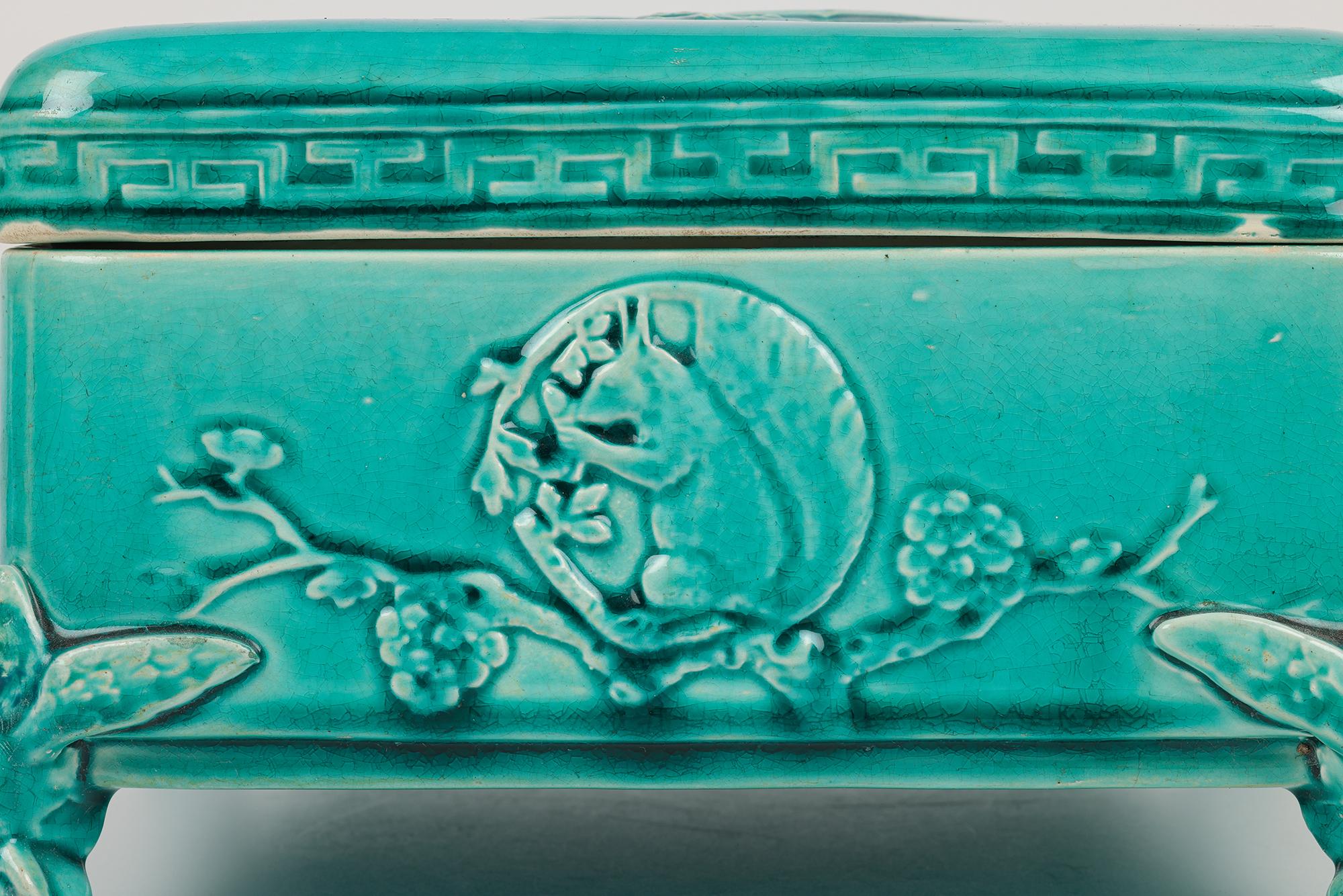 Raro e inusual ataúd antiguo de cerámica mayólica del Aesthetic Movement inglés, de diseño japonés, obra del renombrado fabricante Joseph Holdcroft y datado en la década de 1870. 

En aquella época había una influencia significativa procedente de