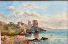 Castello vittoriano britannico del XIX secolo in rovina sulla riva del mare con barche da pesca