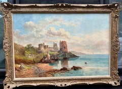 Castillo victoriano británico en ruinas del siglo XIX junto a la orilla con barcas de pesca