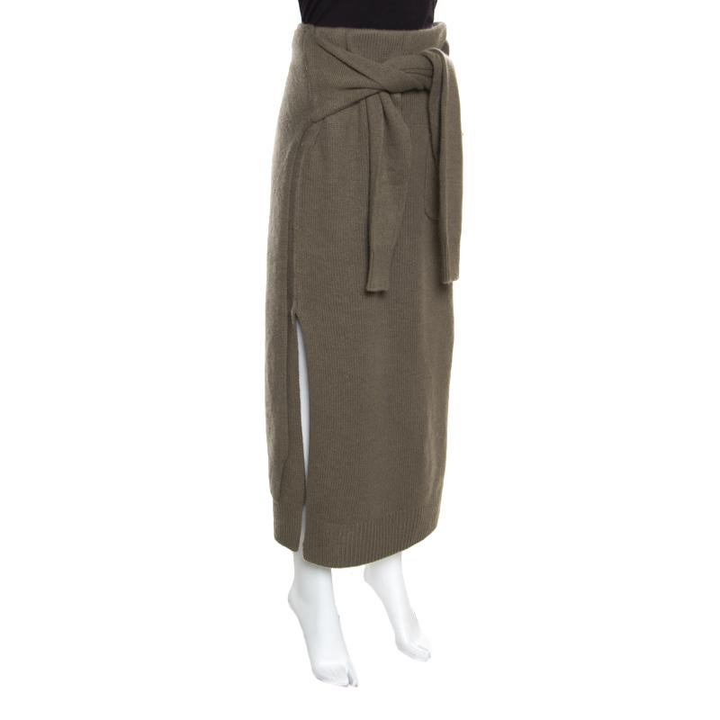 Now stay warm and stylish in this midi skirt from Joseph! The khaki green creation is made of 100% cashmere and features an artistic silhouette. It flaunts a front self-tie knot detailing on the waist, a front slip pocket and slits on the sides. It