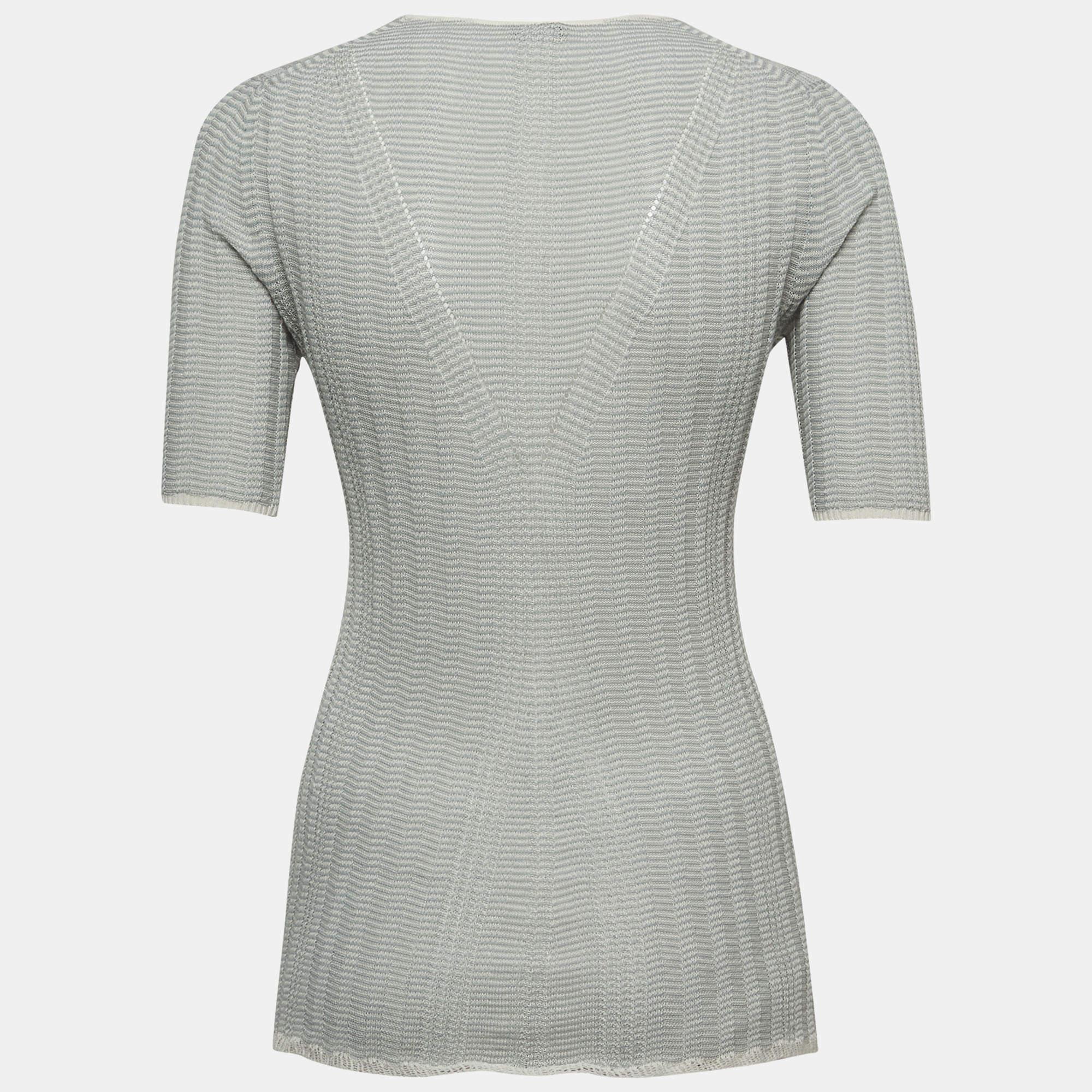 Elevate your everyday style with this Joseph top for women. Meticulously sewn and effortlessly chic its a versatile wardrobe staple perfect with skirts as well as pants.