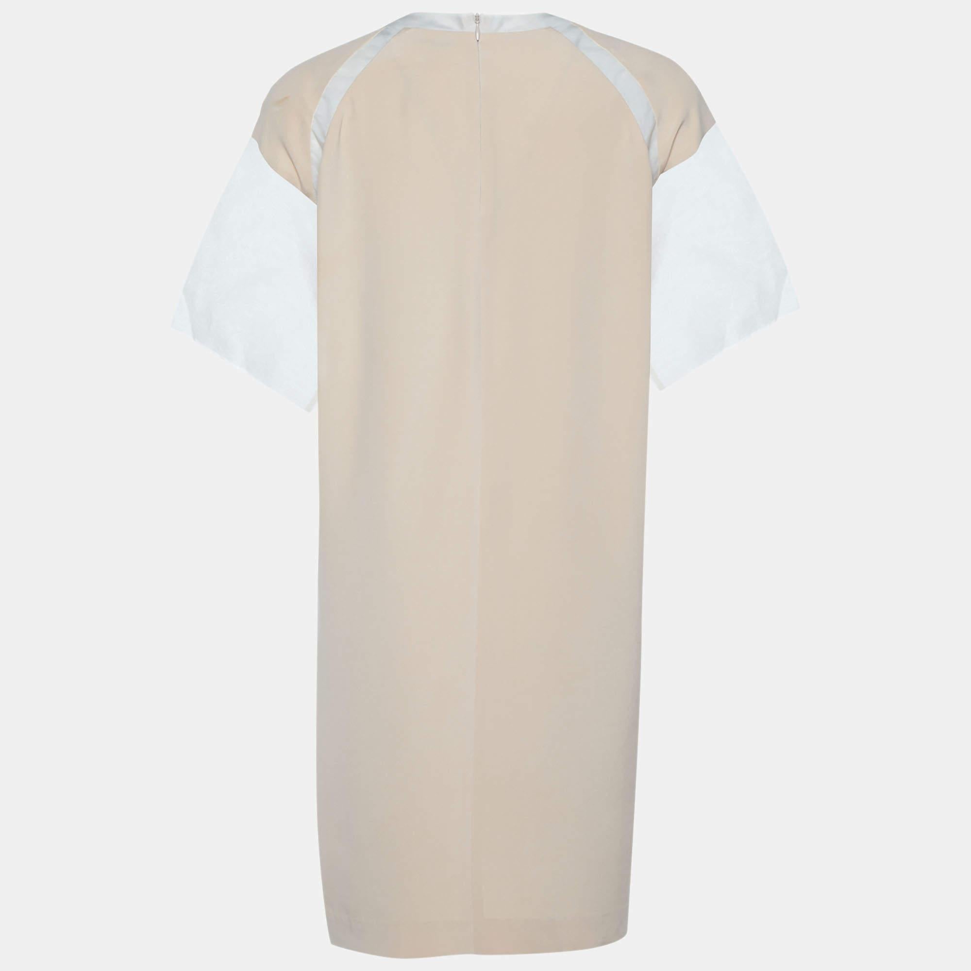 Investissez dans la création d'une garde-robe bien curatée avec des pièces portables comme cette robe Joseph. Une belle adaptation  La robe a des détails en organza et une coupe confortable.
