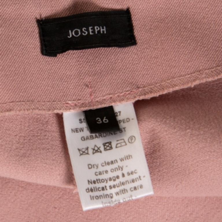 Offering a snug fit, these Joseph trousers are modern and exude a bespoke style. They are cut from gabardine fabric and are designed in pretty pink color. These are further equipped with a zip fastening. This fashion-forward piece deserves to be