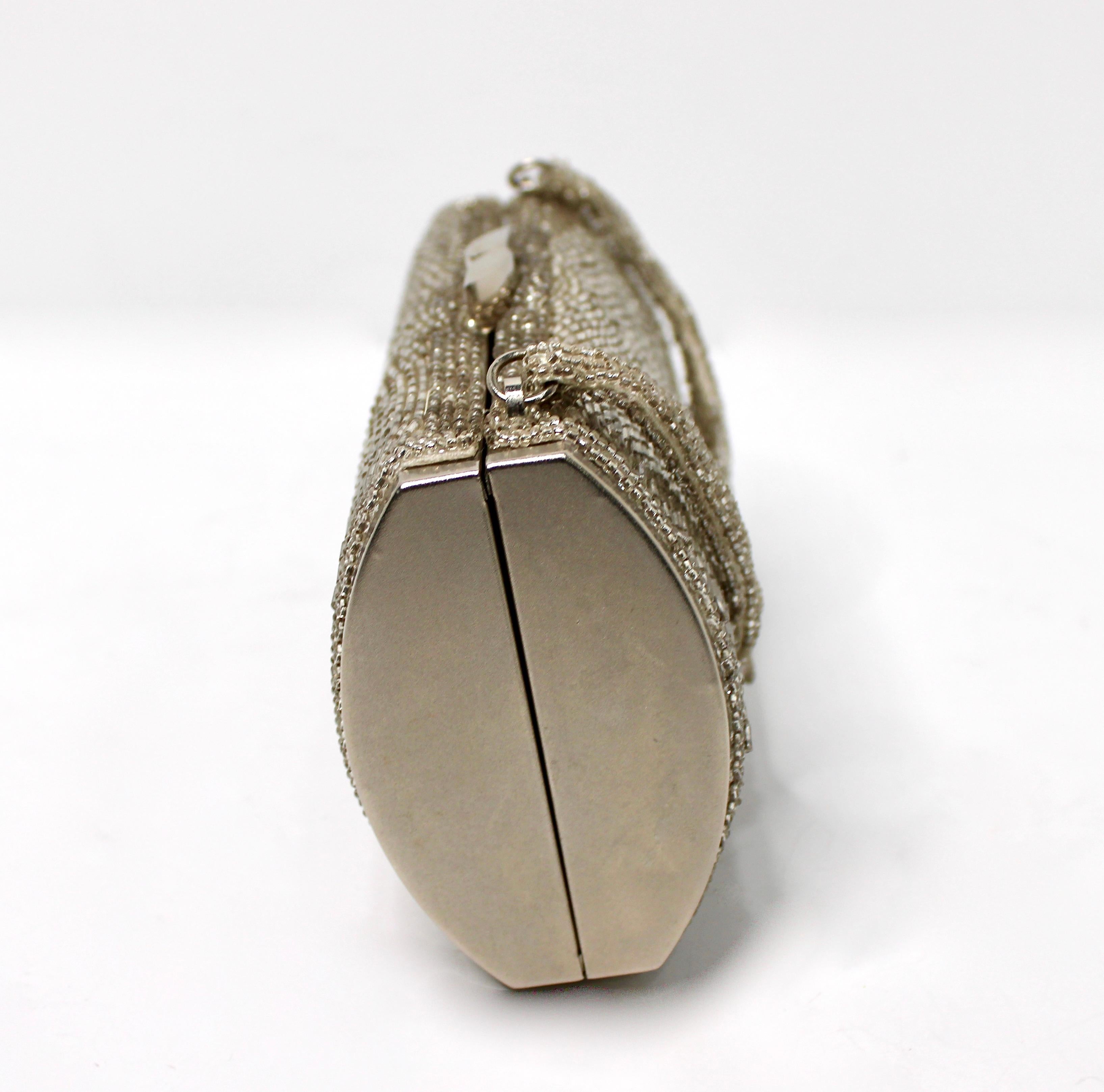Joseph Magnin Co. Silver-Tone Beaded Cylindrical Mini Evening Bag circa 1960s en Bastante bueno estado para la venta en Scottsdale, AZ
