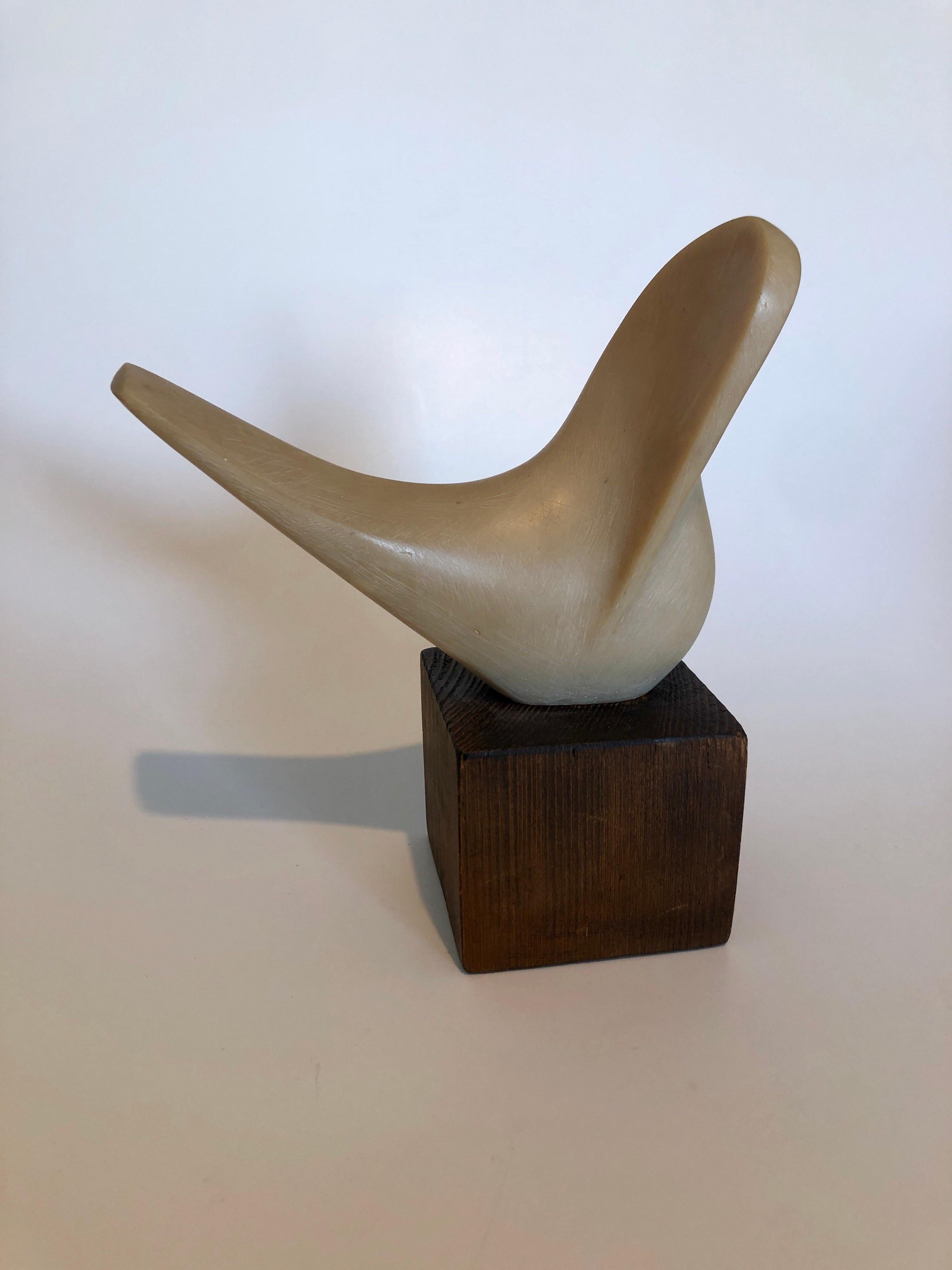 Escultura Art Decó checa tallada en resina natural Cubista Pájaro paloma Joseph Martinek en venta 1
