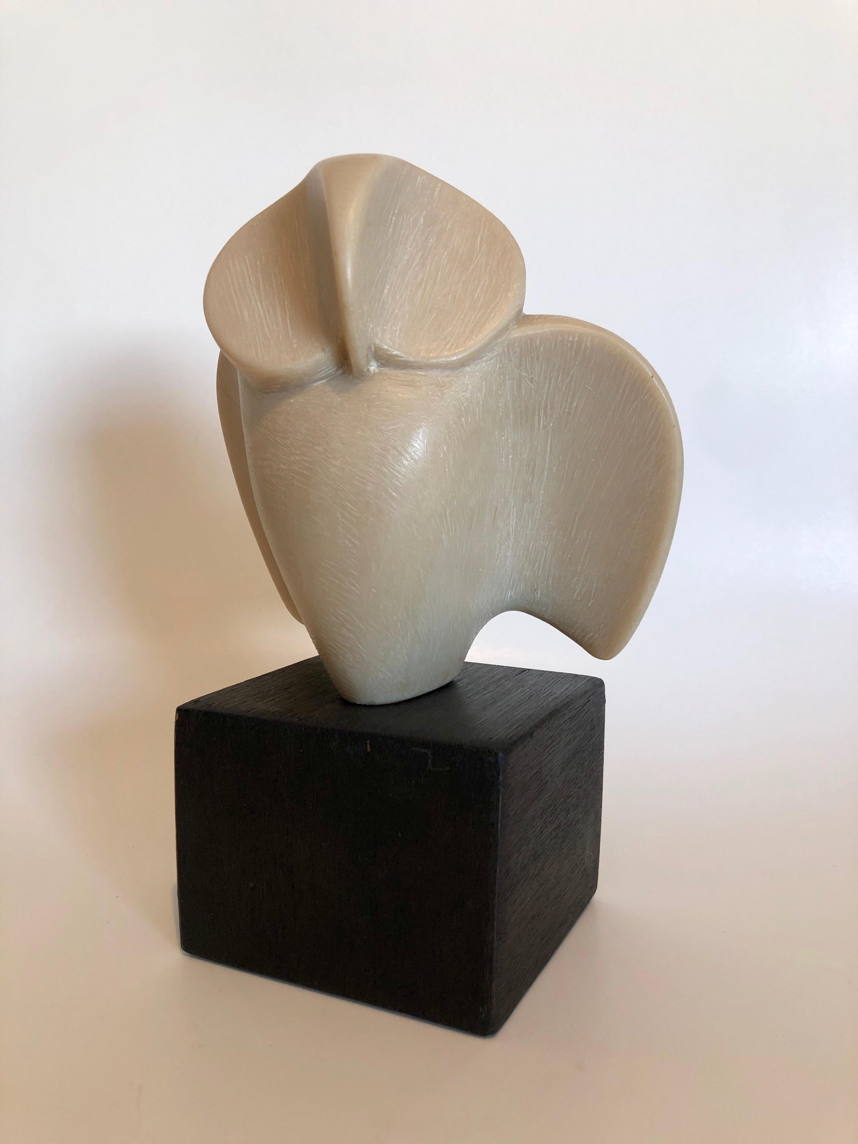 Escultura Art Decó checa tallada en resina natural Cubista Búho Pájaro Joseph Martinek en venta 1