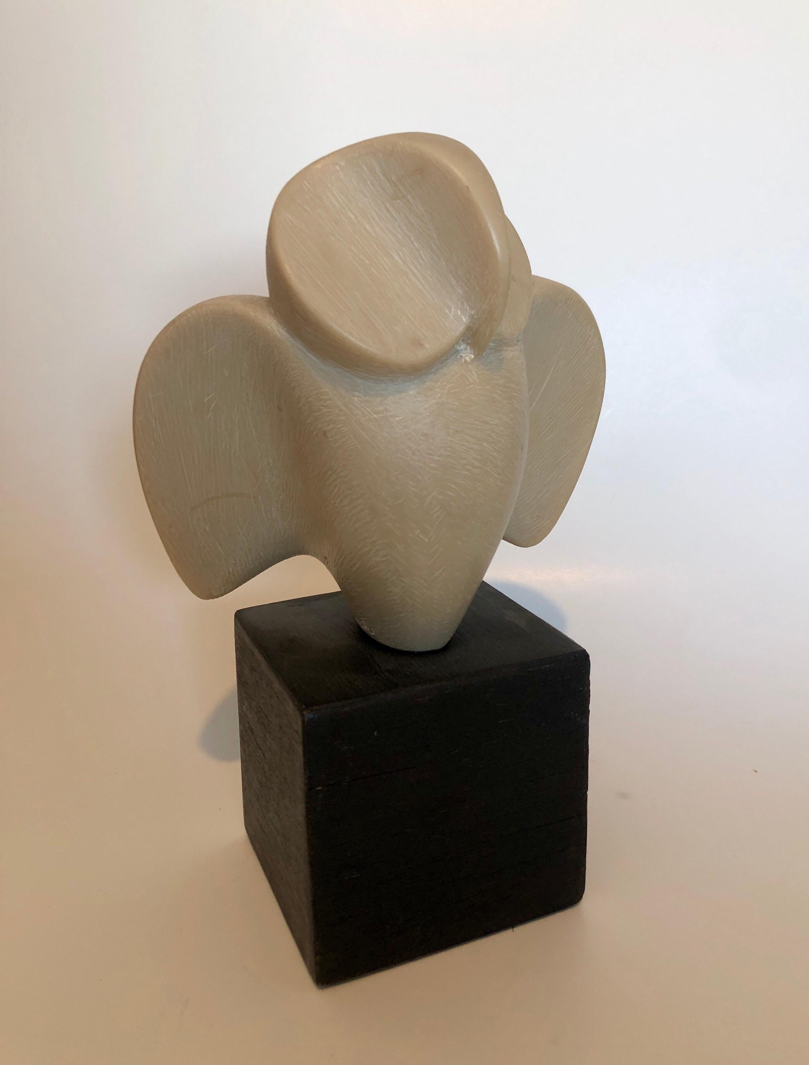 Le sculpteur américain Joseph Martinek est né à Chicago en 1915. Il était un apprenti de deuxième génération d'Auguste Rodin. Il a étudié la sculpture à l'École industrielle d'art de Prague, en Tchécoslovaquie, de 1934 à 1939. 
Cette forme abstraite