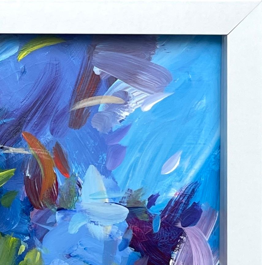 Quadro astratto incorniciato con figure che danzano in un paesaggio, con blu: 