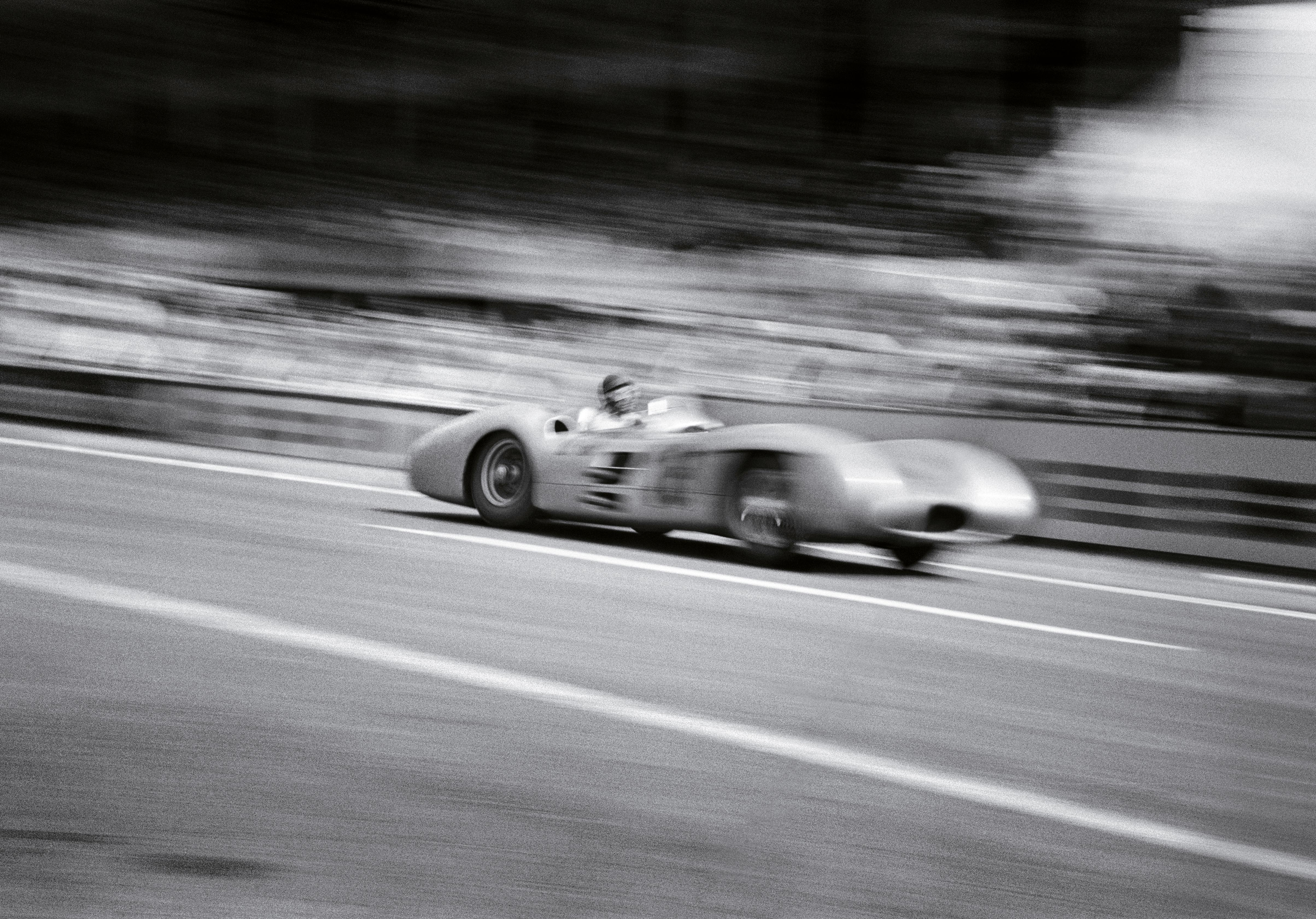 Joseph McKeown Black and White Photograph – Need For Speed (1954) – Silber-Gelatine-Flaschendruck