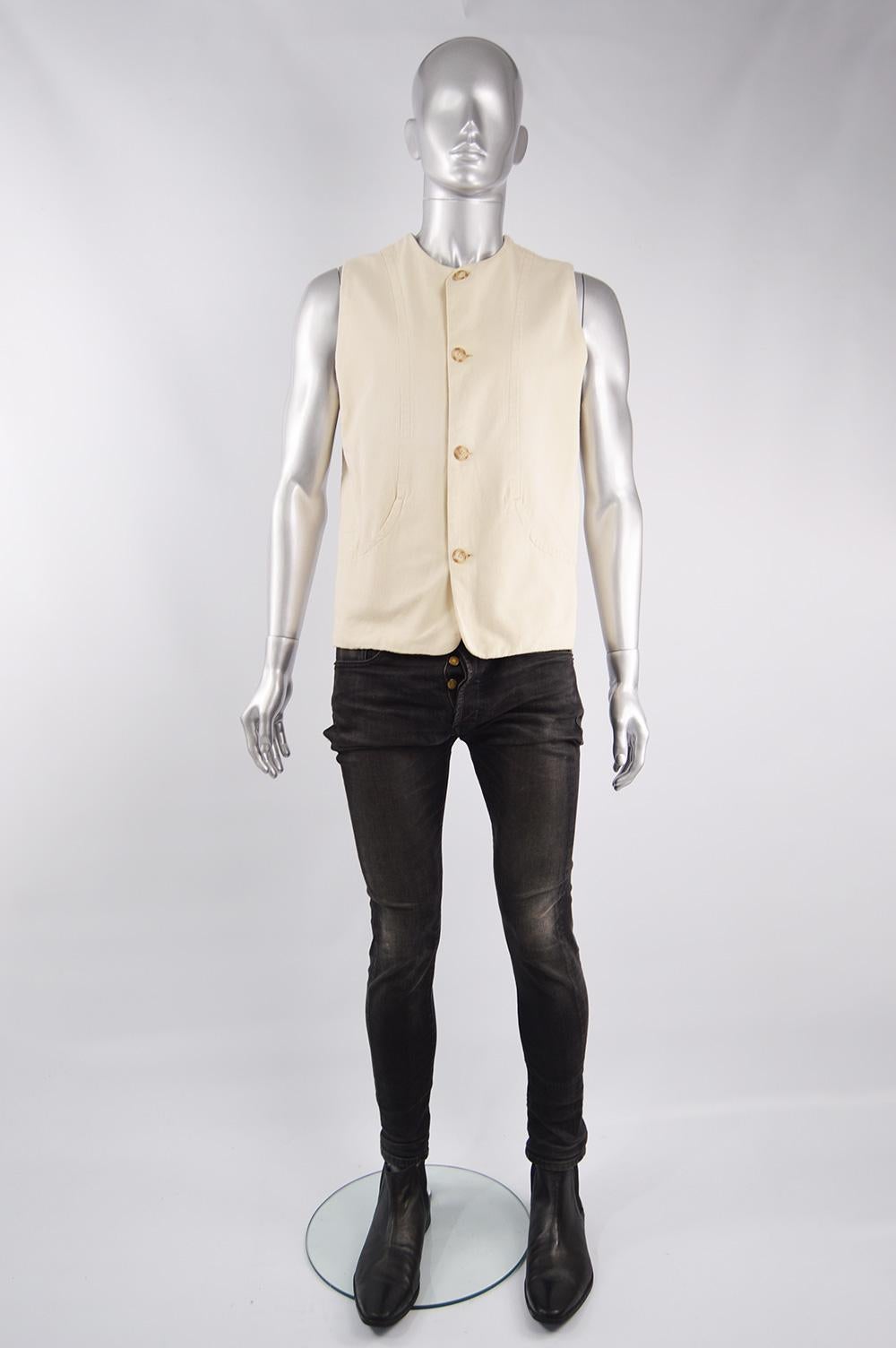A stylish vintage men's Joseph Homme waistcoat from the late 80s in a beige double sided woven cotton with a round neck and 4 button fastening which gives a minimalist feel. 

Size: Marked M
Chest - 40” / 101cm
Waist - 36” / 91cm
Length (Shoulder to