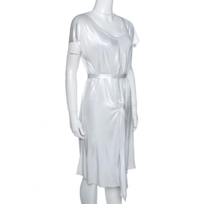 Look nothing less than a model in this modern Joseph dress. Go all out and style this silver dress with nude shoes and a bag. A simple ensemble like this is an ageless piece that every modern-day fashionista must own.
