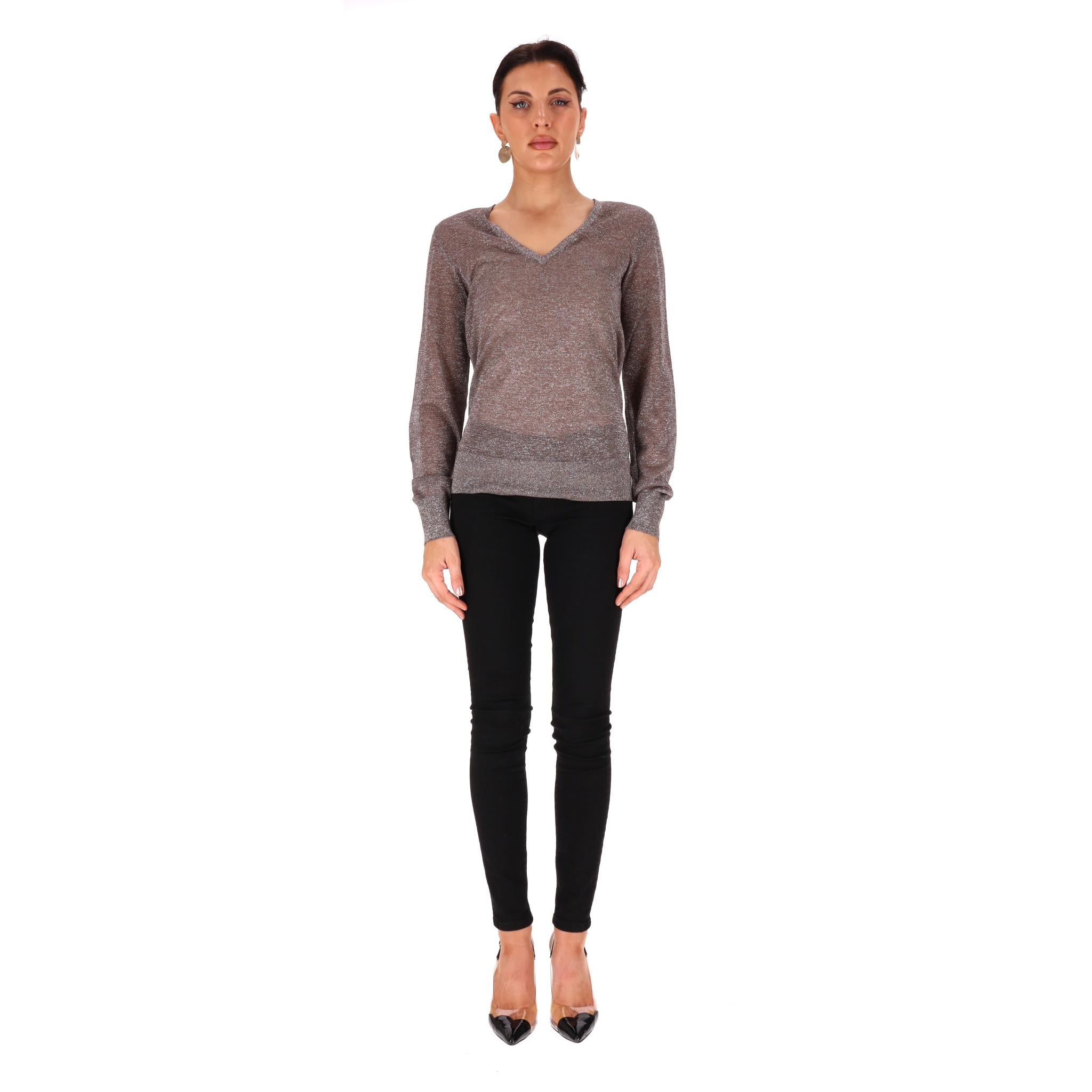 Joseph V.I.I.I. métallisé à col V

Pull léger en viscose et fibre métallique de couleur brun taupe.

Modèle semi-transparent et col en V, poignets et ourlets côtelés.

Rrp Approx. £280

Taille - S

État - Très bon

Composition - 68% Viscose, 15%