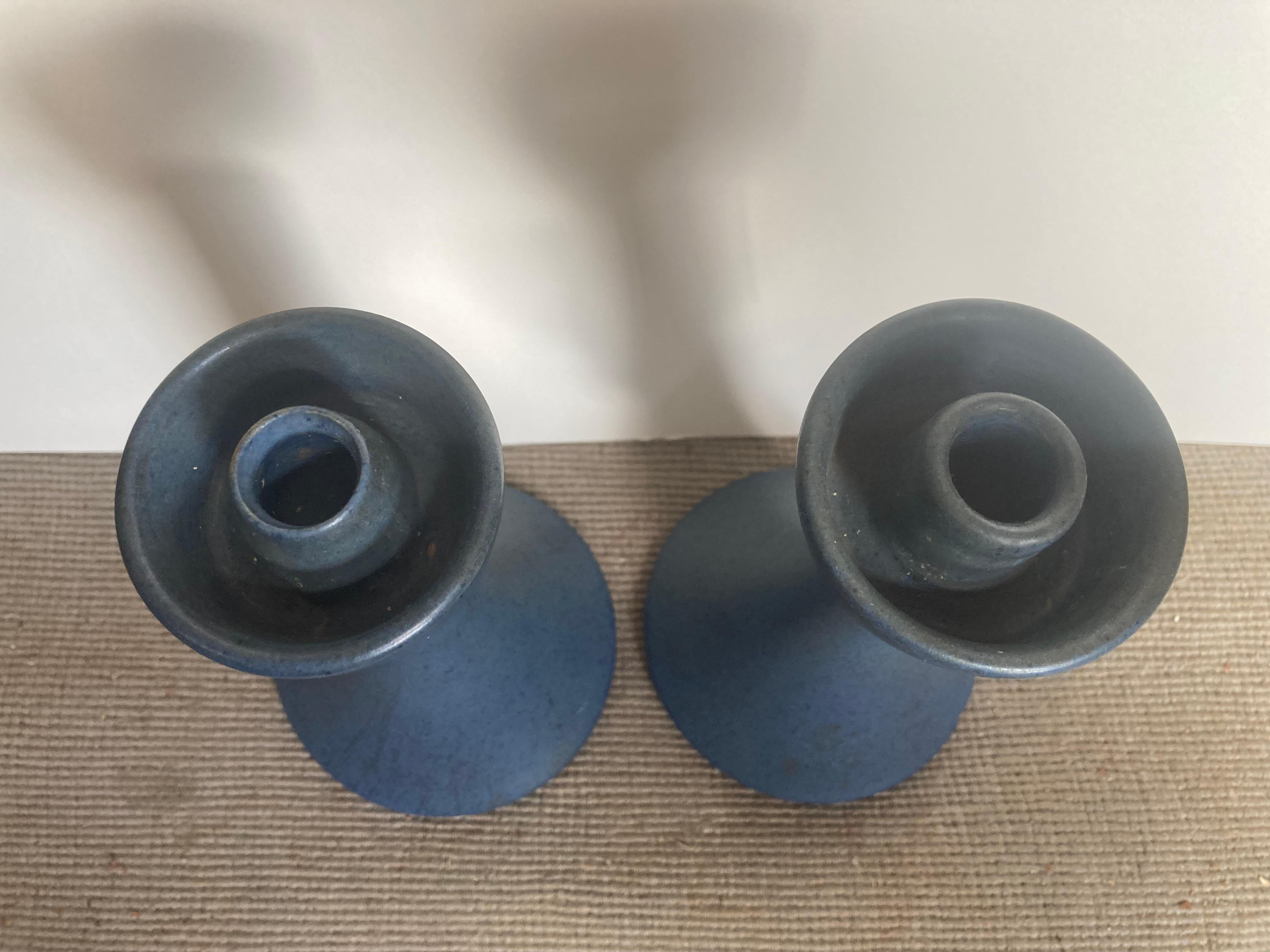 Ein Paar Kerzenständer in sehr gutem Zustand - keine Chips oder Risse - aus dem berühmten Newcomb Pottery Programm in New Orleans.  Schöne buff grau-blaue Glasur. Newcomb-Marke auf dem Boden gestempelt. Sie stammt aus einem schönen Haus in der St.
