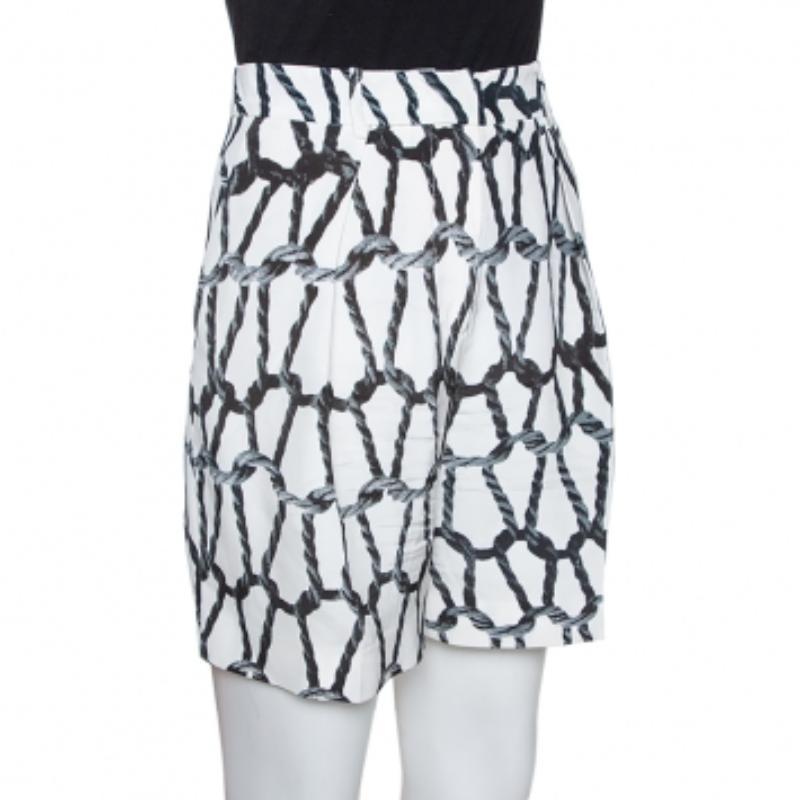 Questi eleganti pantaloncini di Joseph sono un'aggiunta essenziale al tuo guardaroba del weekend. Questi pantaloncini bianchi presentano una stampa a corda su tutta la superficie e sono dotati di chiusura a gancio e tasche.