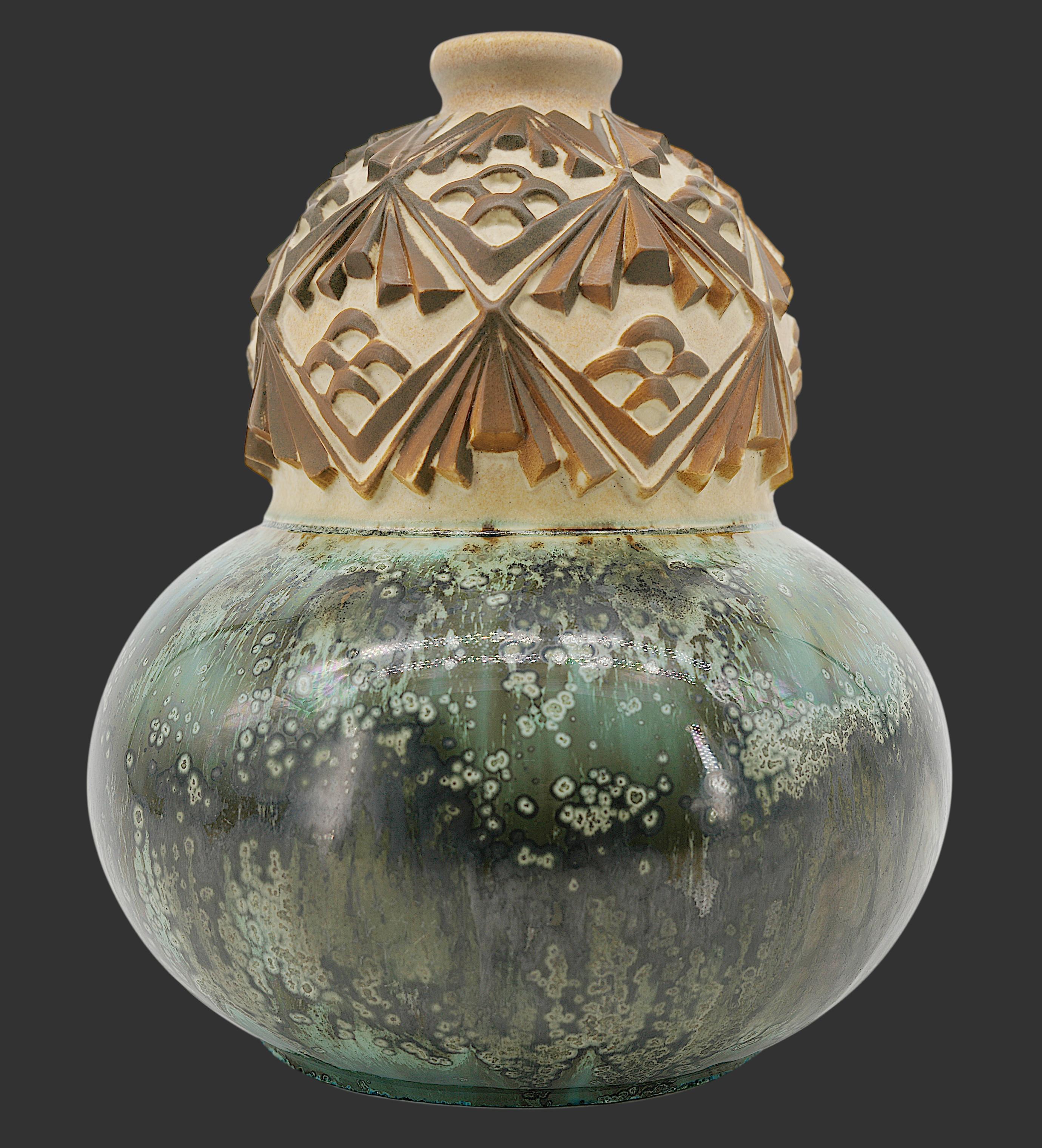 Vaso in gres Art Deco francese di Joseph Mougin (1876-1961), Luneville (Nancy), Francia, anni Venti. Vaso coloquinte in gres, base ricoperta di smalto verde cristallizzato, parte superiore decorata con pigne e aghi stilizzati su sfondo beige. Gres