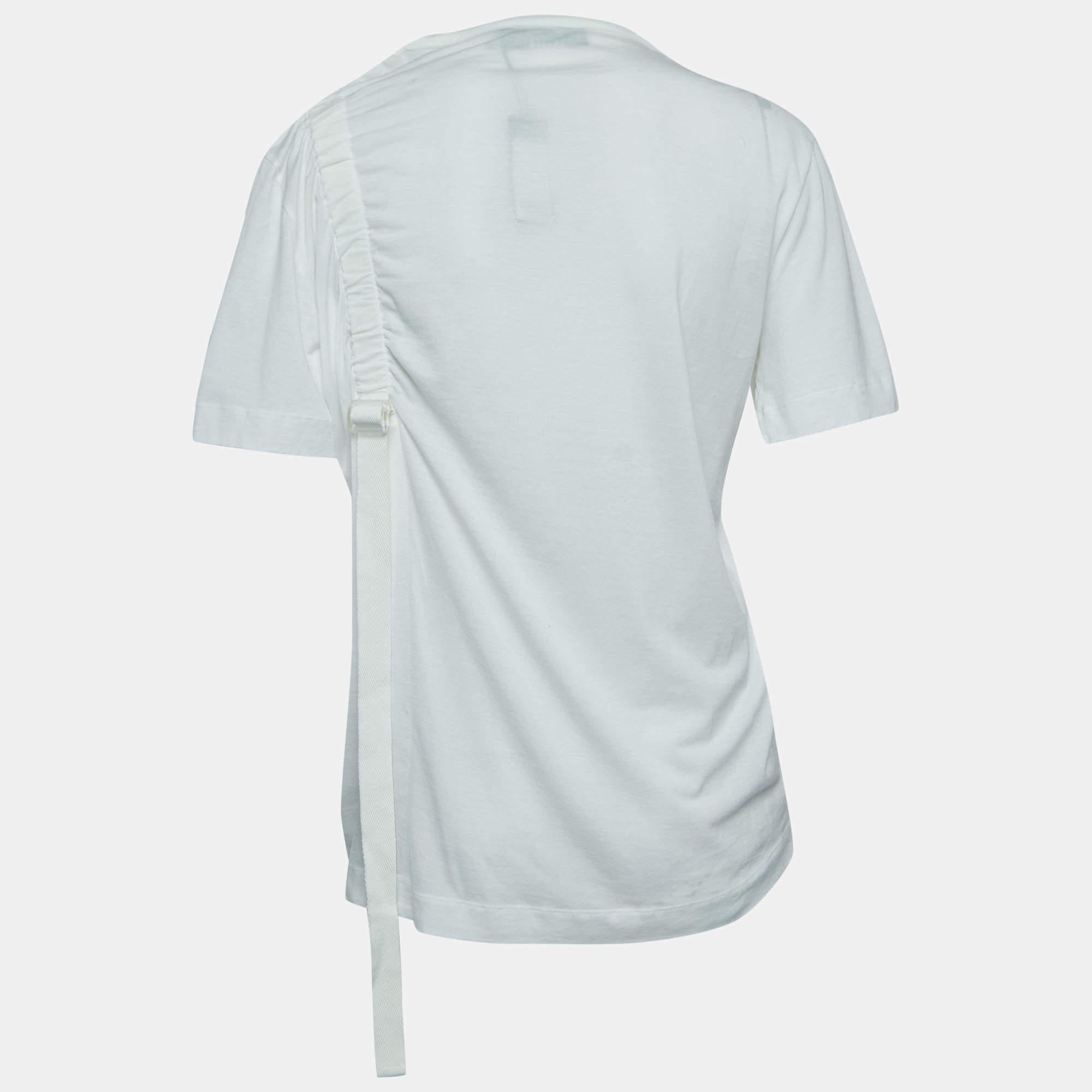 Elevate your everyday style with this meticulously crafted T shirt by Joseph. Impeccable tailoring ensures a perfect fit while the breathable fabric offers unparalleled ease.