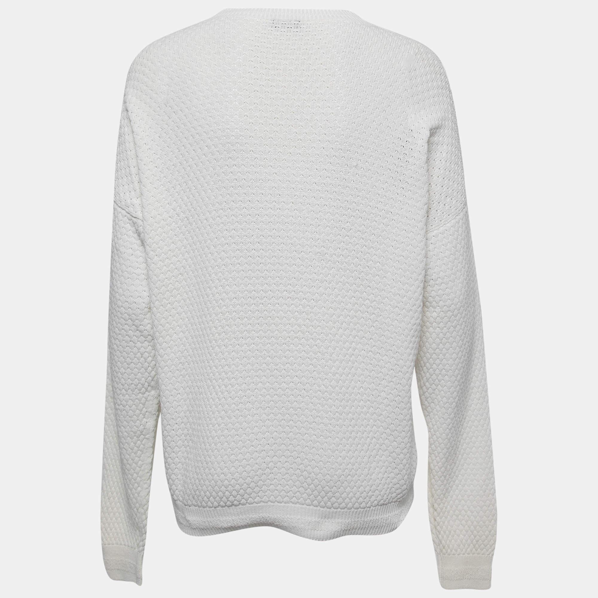 Ce pull-over de créateur est fabuleux. Il est confectionné dans des matériaux nobles et présente des manches longues. Associez-le à un pantalon et à des baskets pour un look cool.