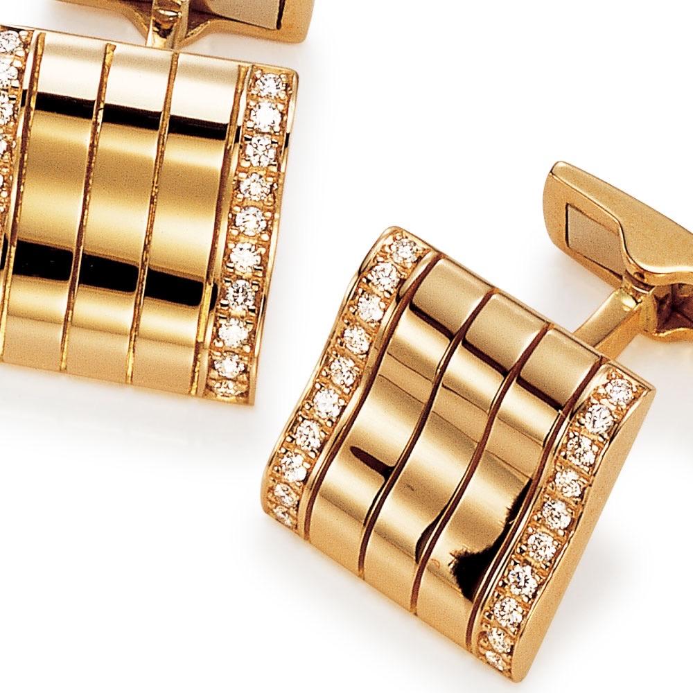 18 karat rose gold square high polished cufflinks ,ribbed, set with round brilliant diamonds. The cufflinks measure 1/2