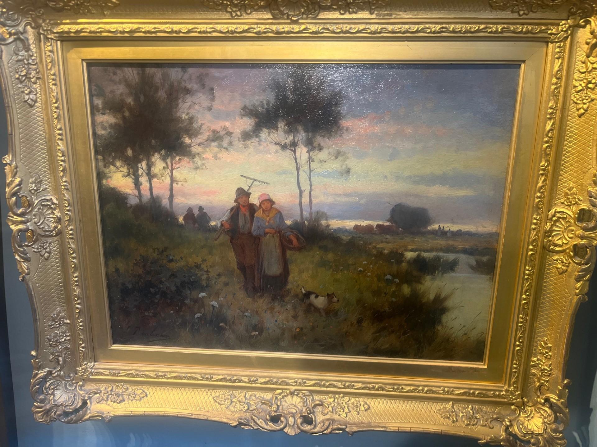 Scène rurale victorienne impressionniste du XIXe siècle avec coucher de soleil sur des ouvriers agricoles rentrant chez eux.  Travailleurs agricoles  à la campagne avec leur chien et une charrette à foin avec des chevaux en arrière-plan.  Une huile