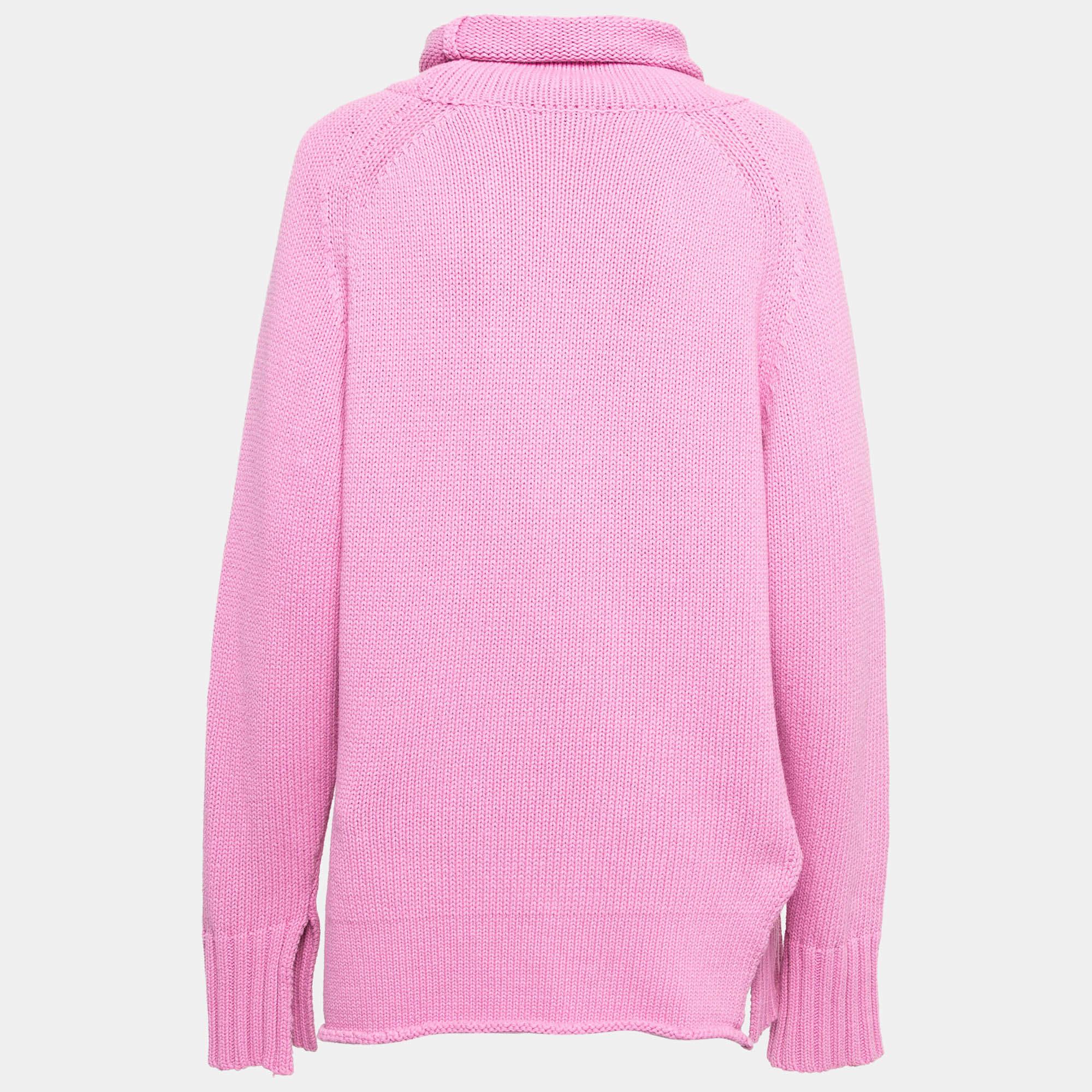 On days you desire to put little or no effort into your outfits a stylish jumper like this comes in handy. It is cut from quality fabrics and showcases a classic style. Pair it with jeans and sneakers.