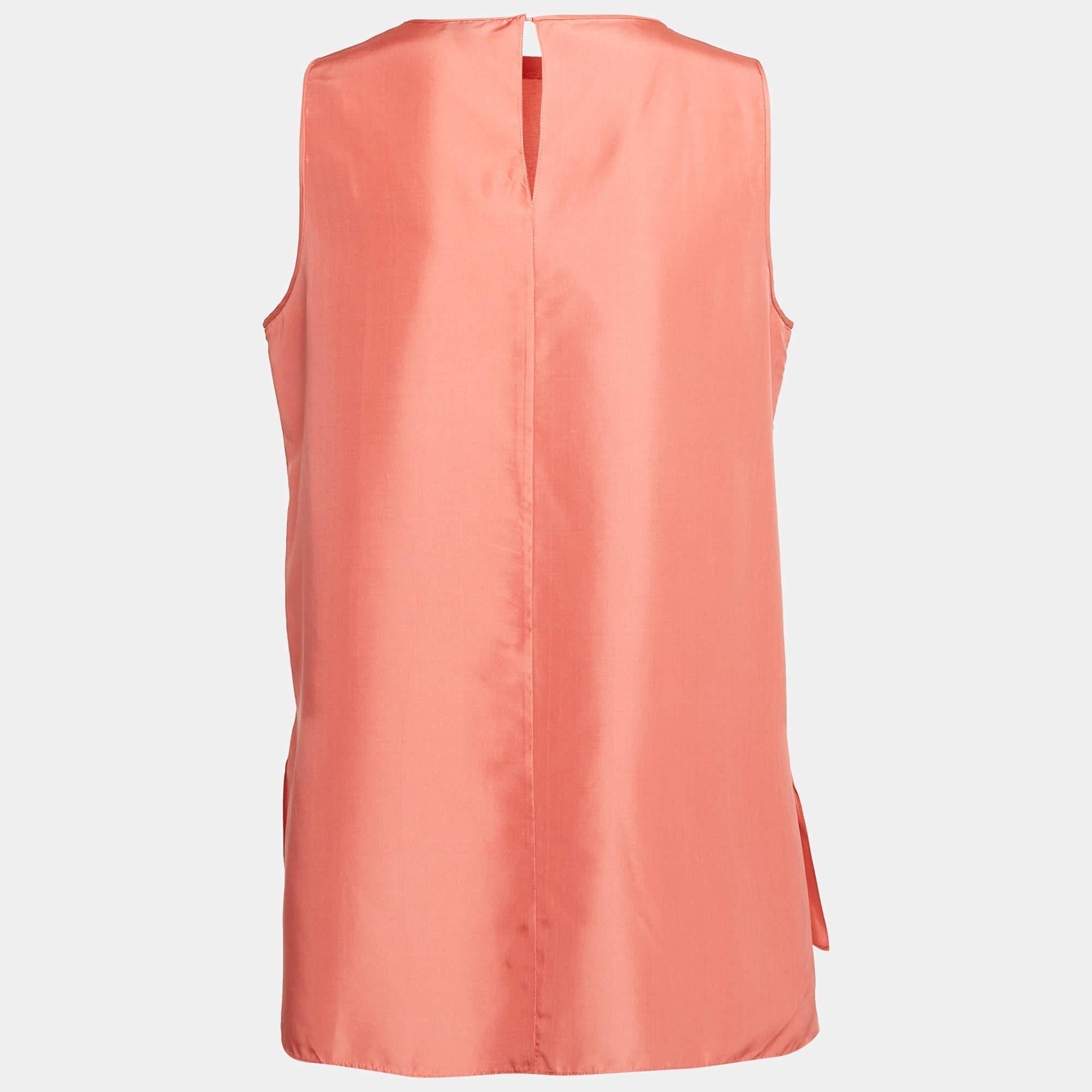 Careful tailoring quality materials and elegant cuts make this designer top a piece to cherish It comes in a classic design to be easy to style.