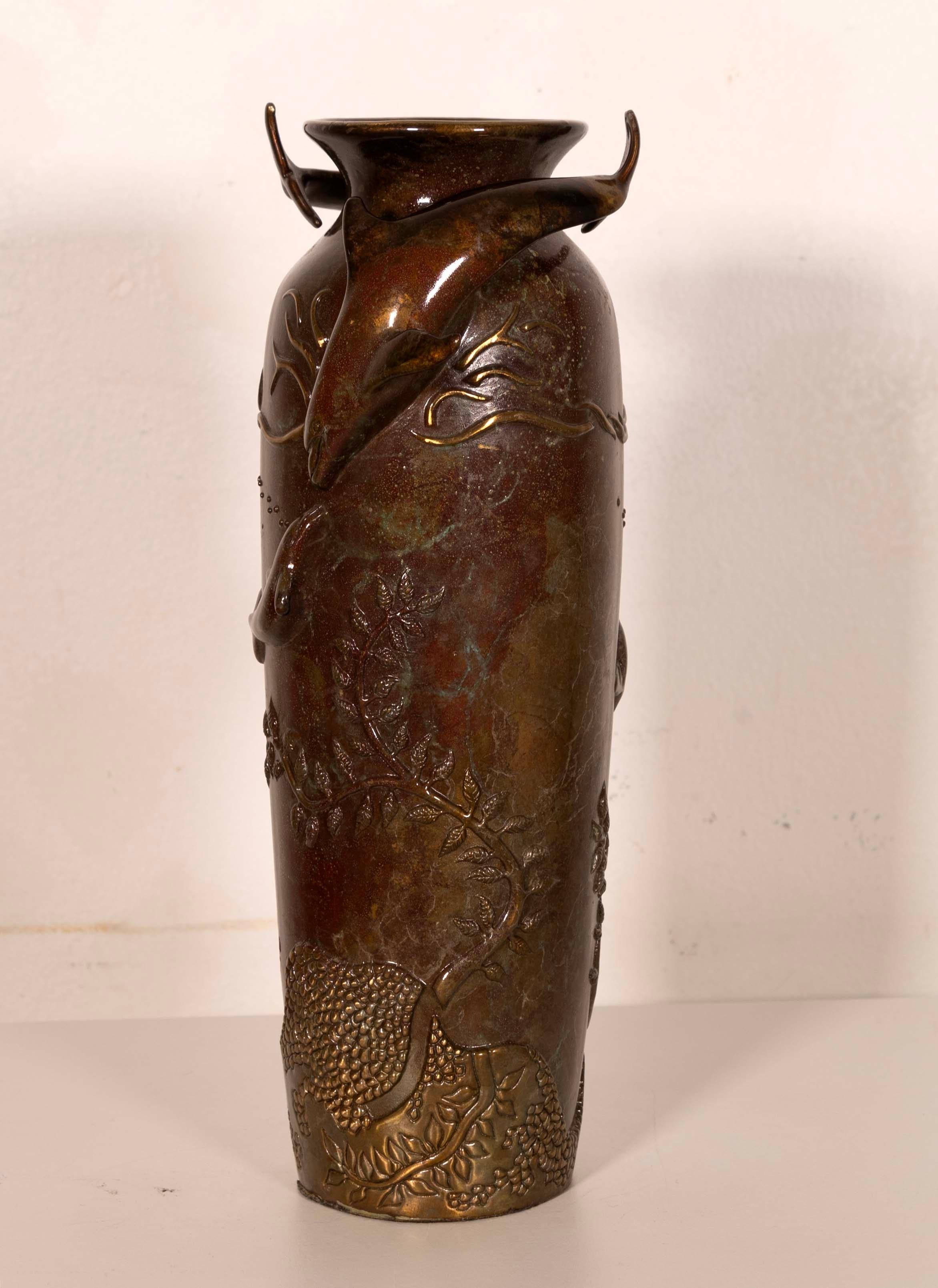 Una stravagante scultura contemporanea in bronzo da studio intitolata 