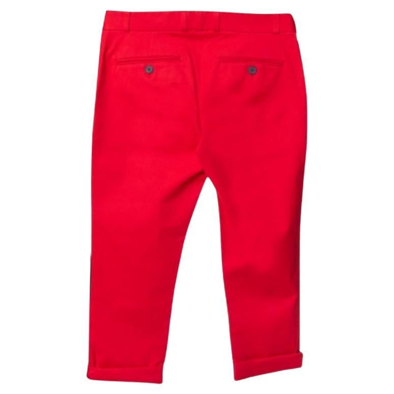 Made for a modern woman like you, these Joseph trousers will be ideal for your casual outings. Made from a cotton blend in a red hue, they come in a cropped style with multiple external pockets. Style the trousers with a contrasting t-shirt for a