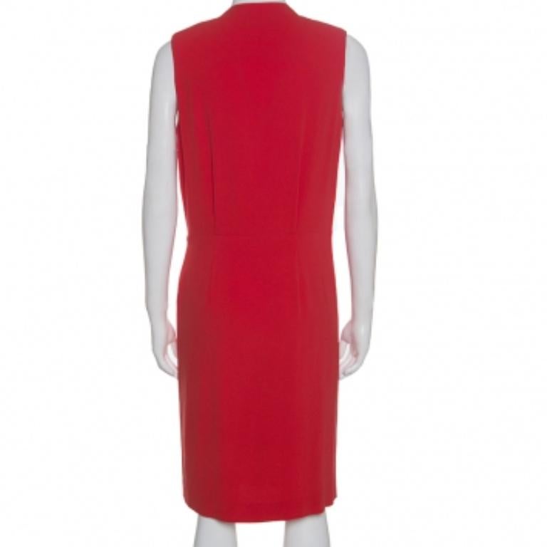 Ti piacerà il tuo aspetto quando indosserai questo vestito. Si tratta di un modello Joseph, meravigliosamente confezionato in tessuto misto e disegnato con sottili drappeggi che formano uno stile avvolgente. Un paio di sandali dorati completeranno