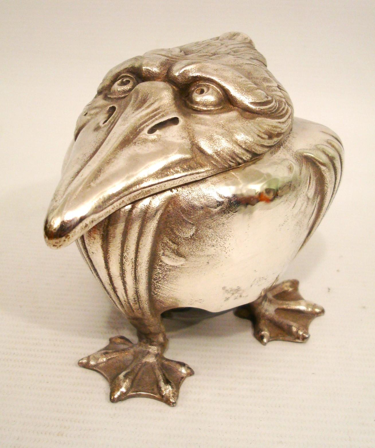 Calamaio da scrivania Joseph Reinemann Jugendstil in peltro, Germania, 1902 circa.
Joseph Reinemann, Monaco di Baviera, calamaio da scrivania Jugendstil in peltro argentato a forma di uccello grottesco, con rivestimento in ceramica rossa, su tre